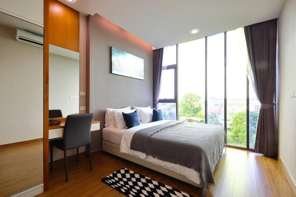 Stunning Spacious Mountain View Apartment *