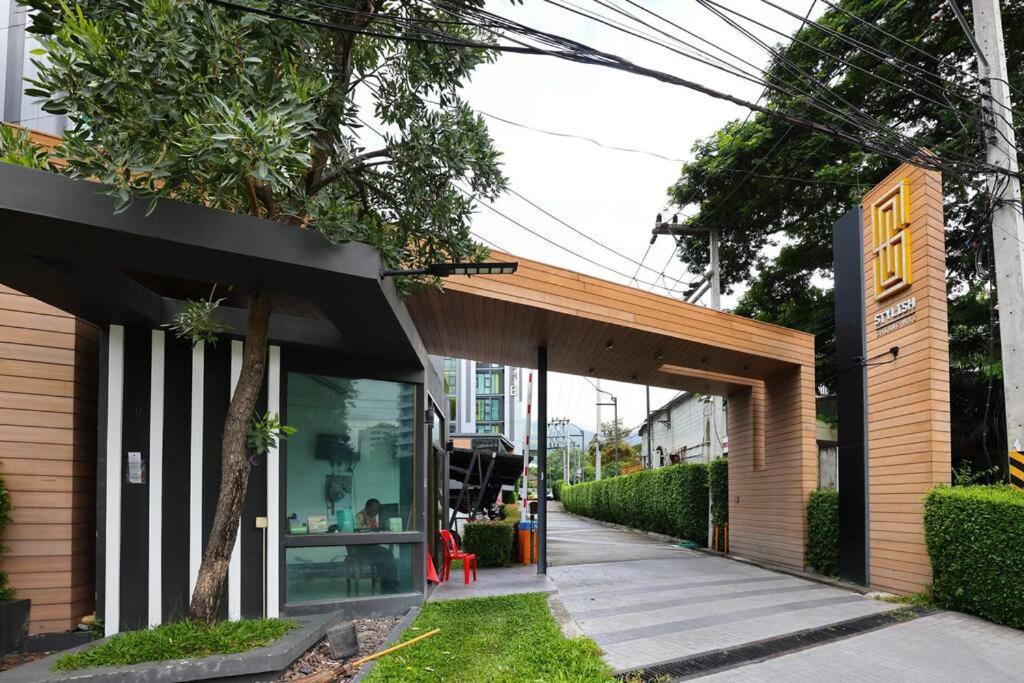 Stunning Spacious Mountain View Apartment *