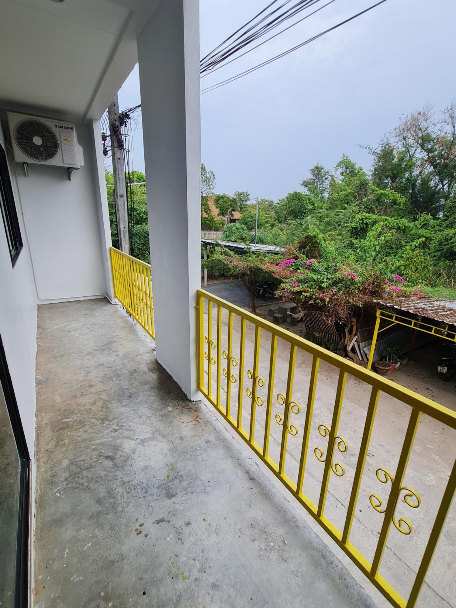 Follow Yellow House Rumah tetamu *