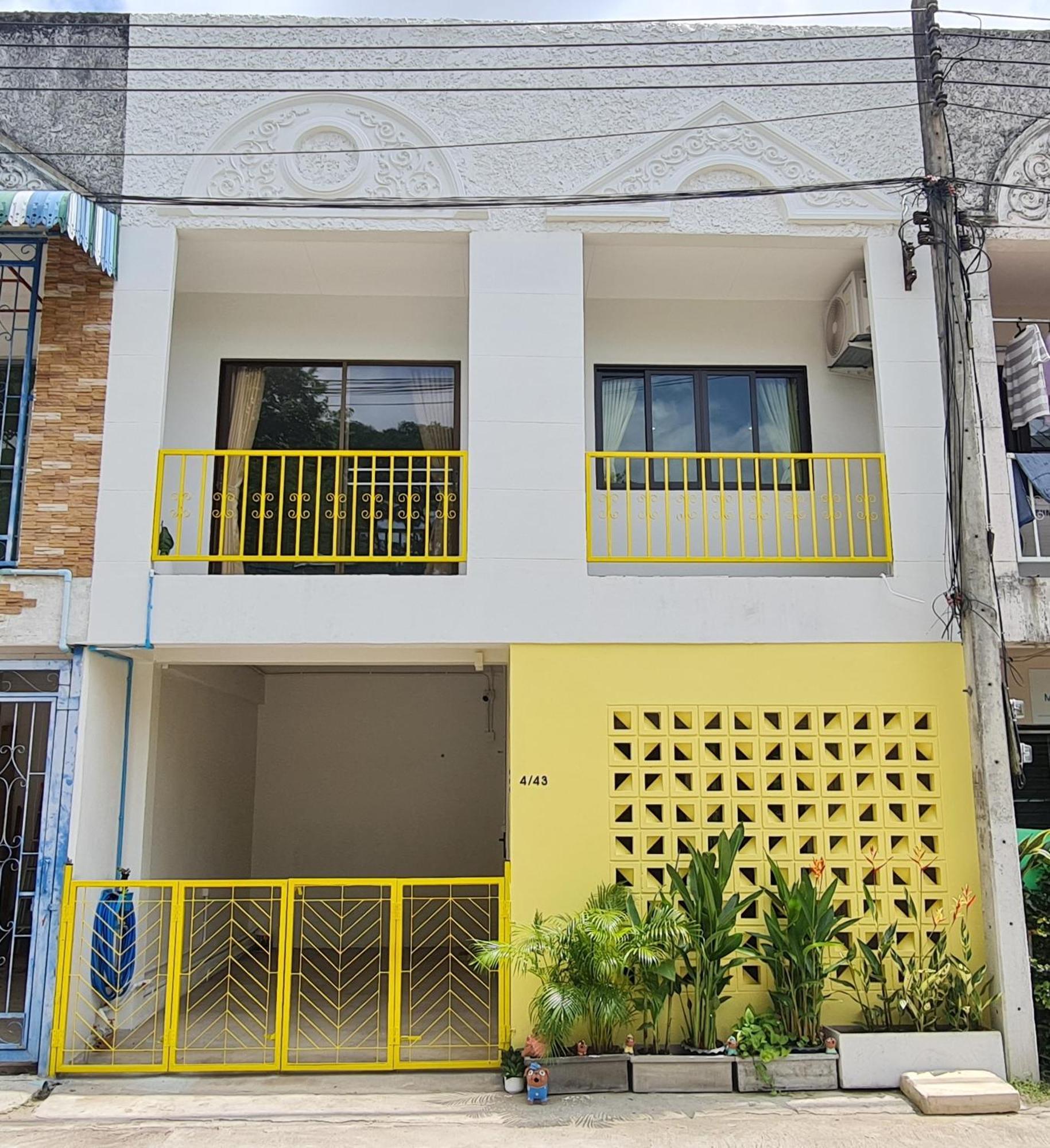 Follow Yellow House Rumah tetamu