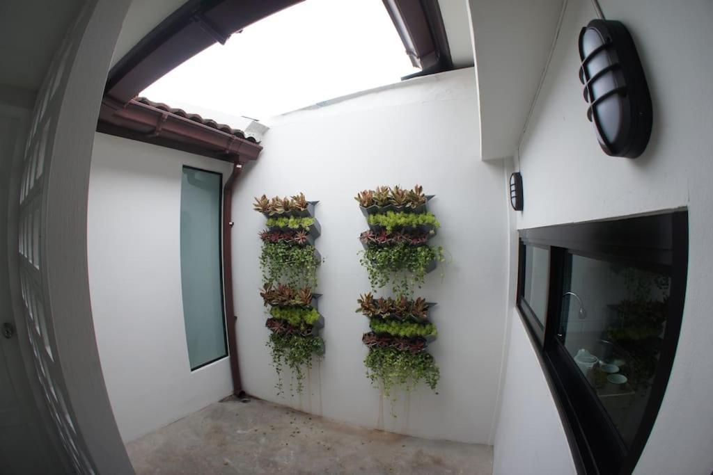 Cozy 2 Bed Full Furnished Town House Near Airport