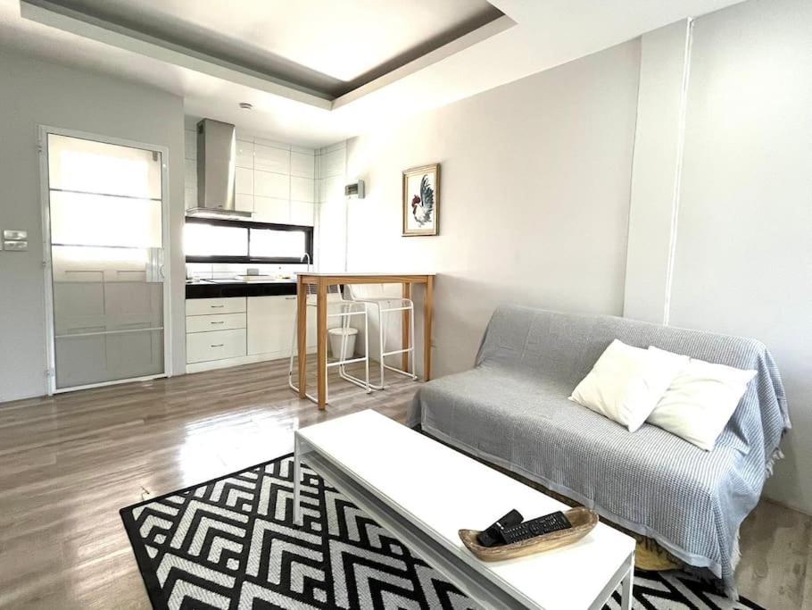 Cozy 2 Bed Full Furnished Town House Near Airport Apartment