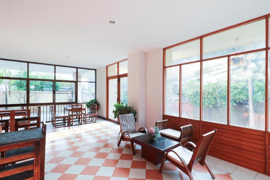 Oyo 794 Mum Hotel 2*