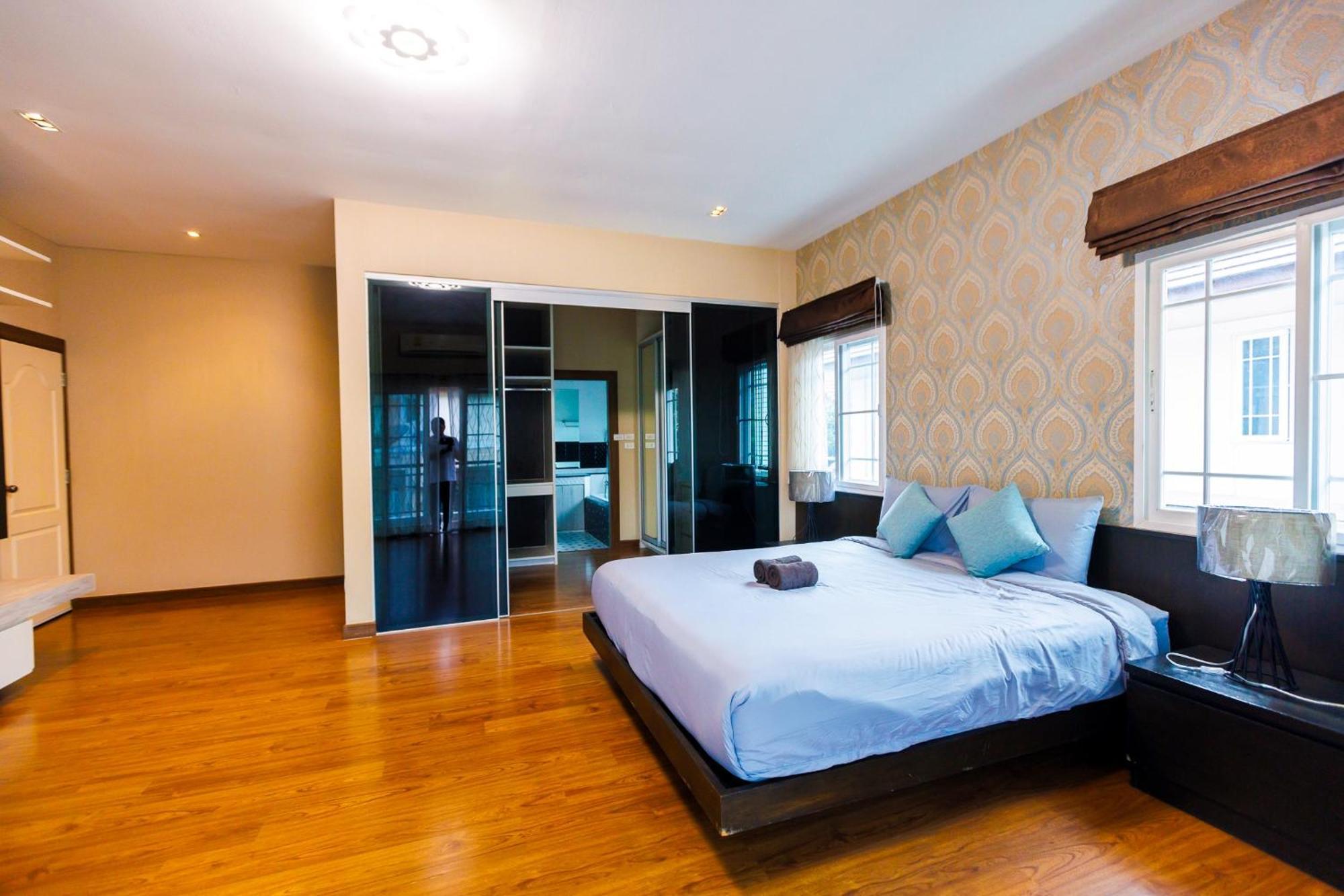 Airport&old 5min By Car,4bdr,4bath,pool Villa *