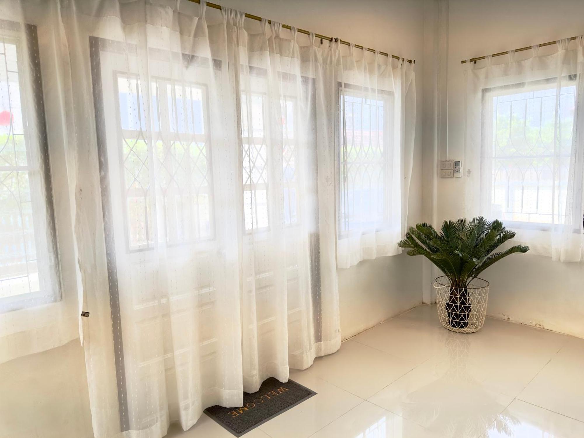 Cozy 3 Bedroom House & Lawn Near Airport & Old Town *