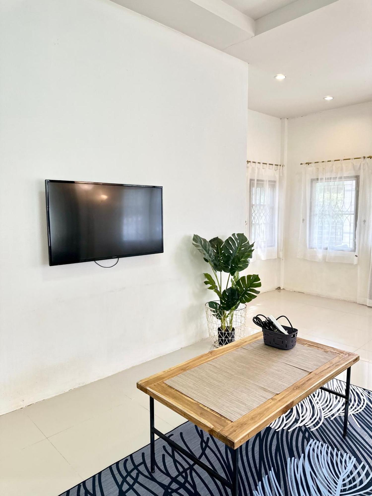 Cozy 3 Bedroom House & Lawn Near Airport & Old Town Bahay bakasyunan *