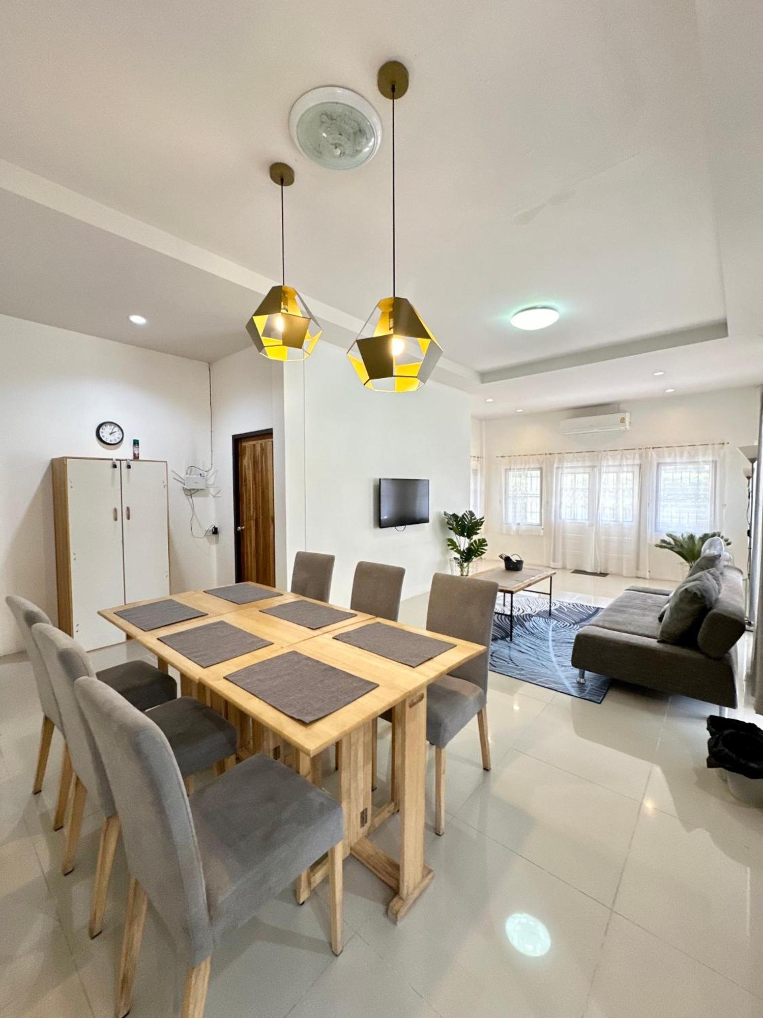 Cozy 3 Bedroom House & Lawn Near Airport & Old Town Chiang Mai