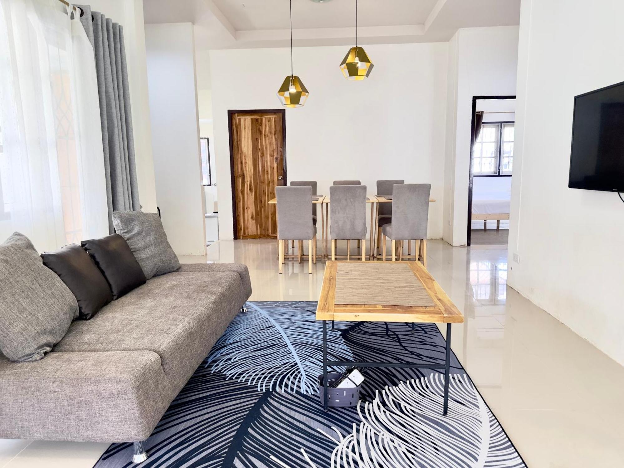 Cozy 3 Bedroom House & Lawn Near Airport & Old Town