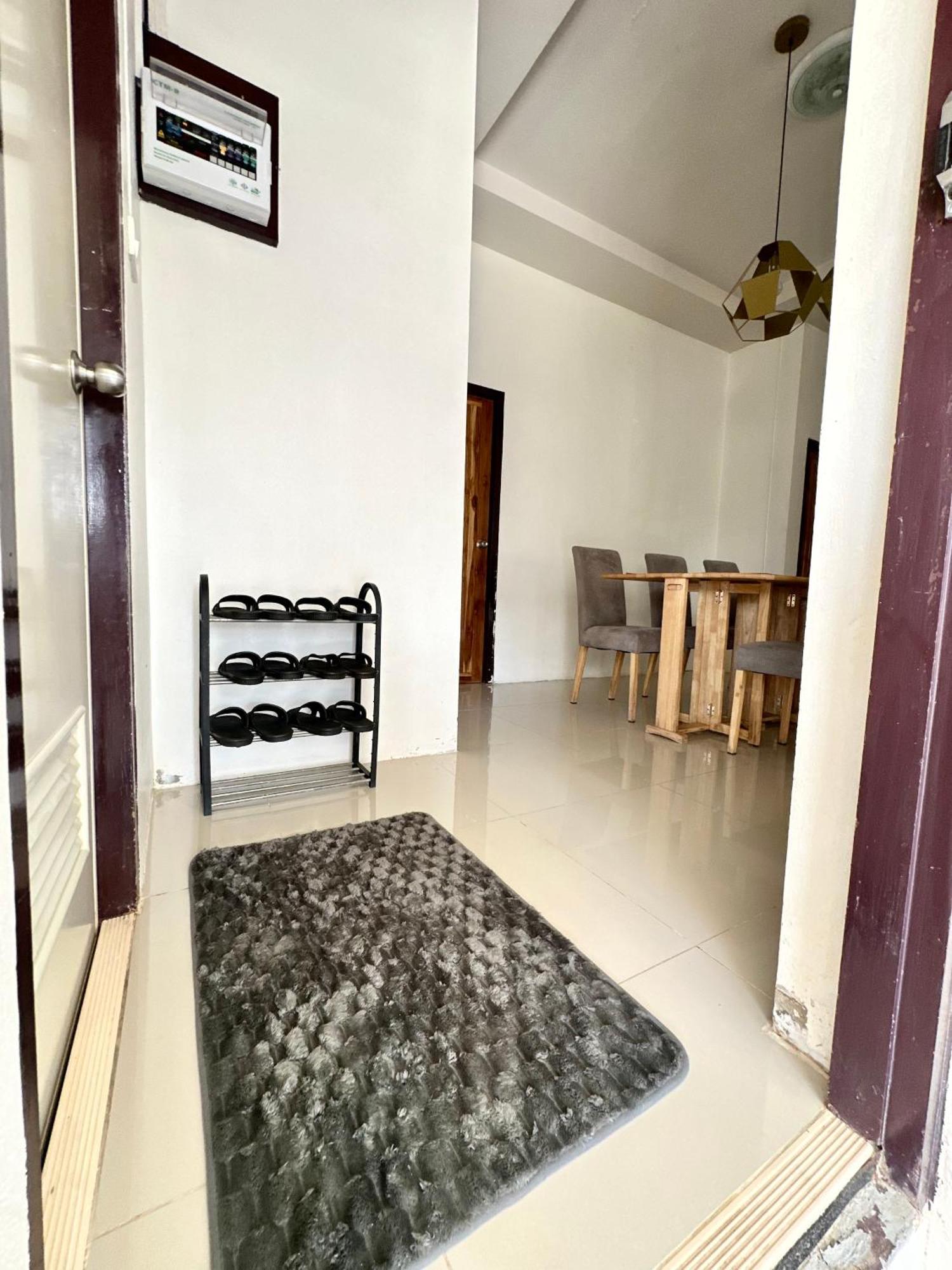 Bahay bakasyunan Cozy 3 Bedroom House & Lawn Near Airport & Old Town *