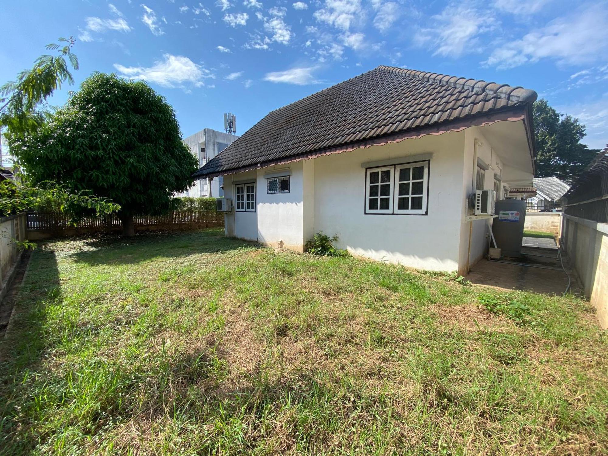 Cozy 3 Bedroom House & Lawn Near Airport & Old Town Bahay bakasyunan Chiang Mai