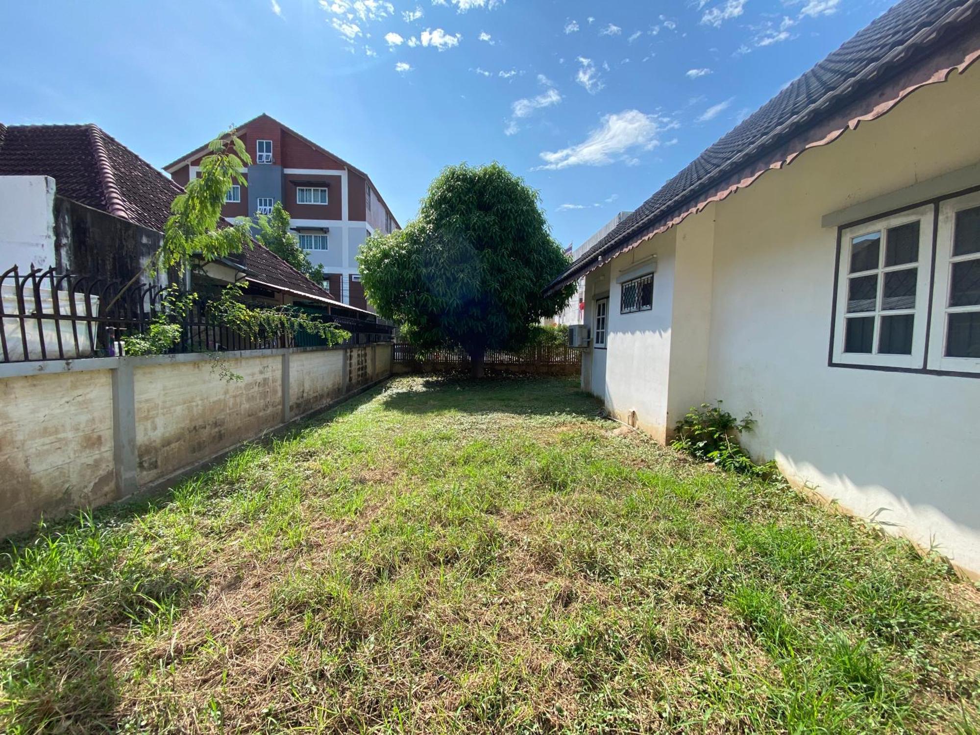 Bahay bakasyunan Cozy 3 Bedroom House & Lawn Near Airport & Old Town Chiang Mai