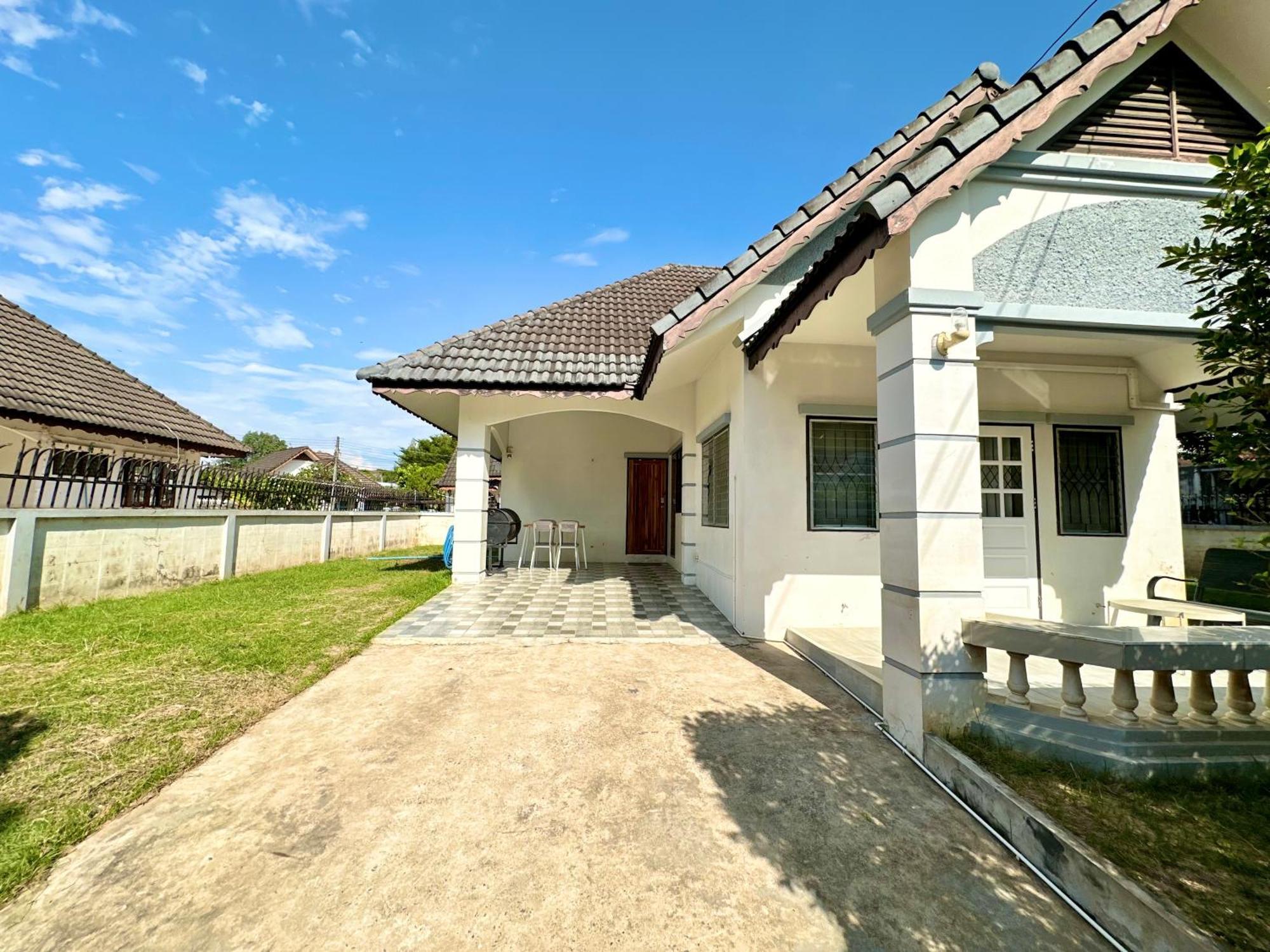 Cozy 3 Bedroom House & Lawn Near Airport & Old Town *