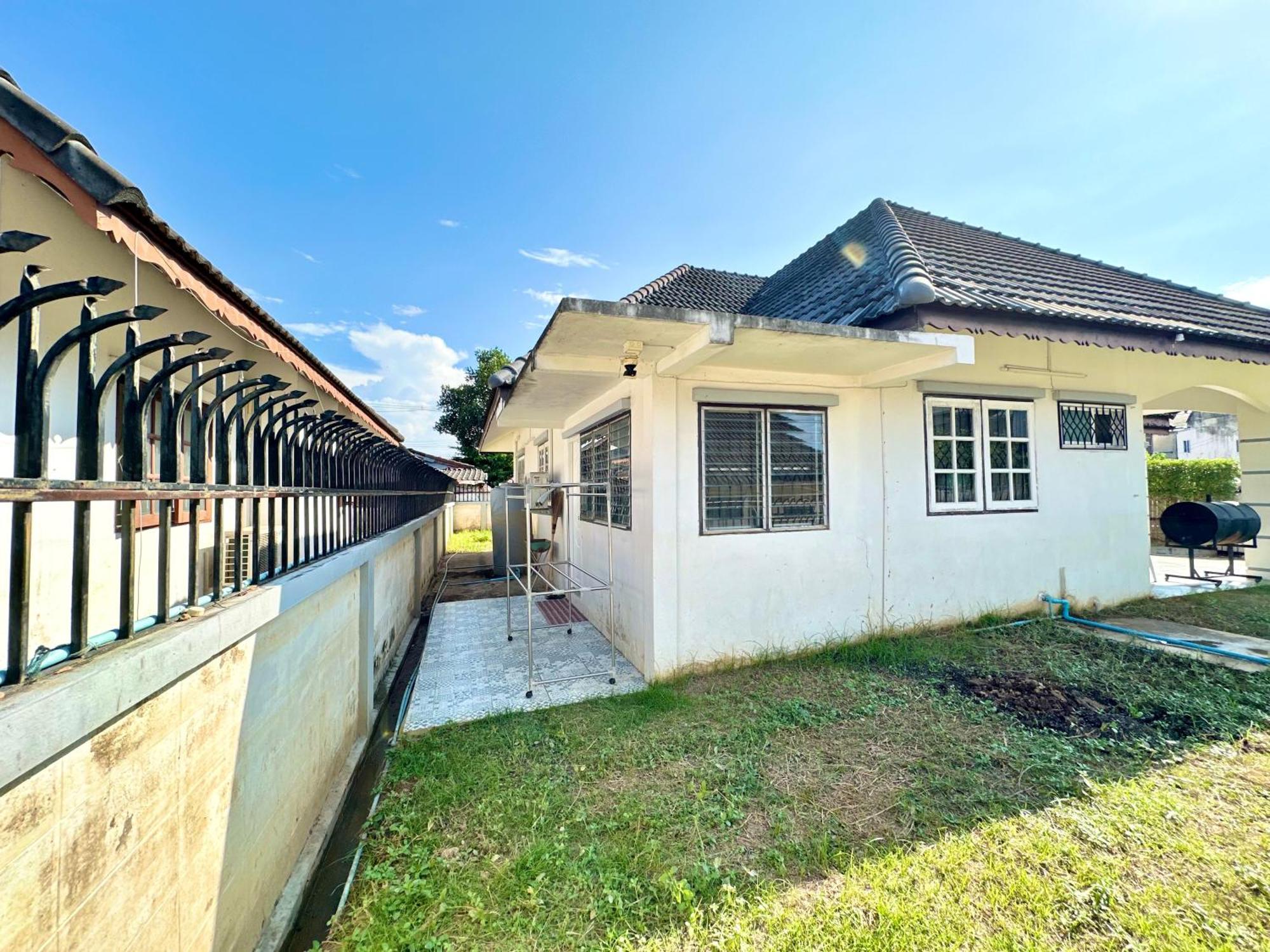 Cozy 3 Bedroom House & Lawn Near Airport & Old Town Bahay bakasyunan Chiang Mai