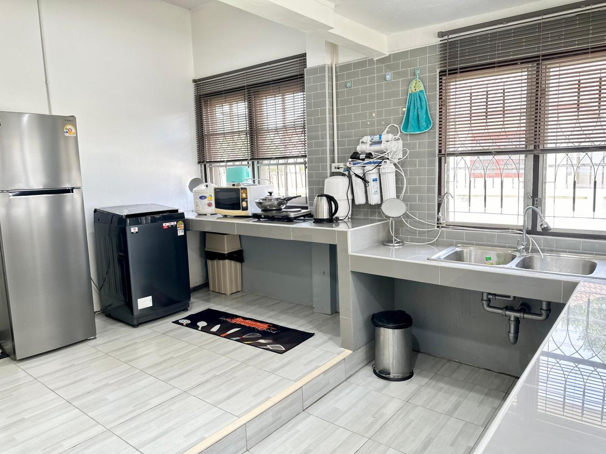 Bahay bakasyunan Cozy 3 Bedroom House & Lawn Near Airport & Old Town Chiang Mai