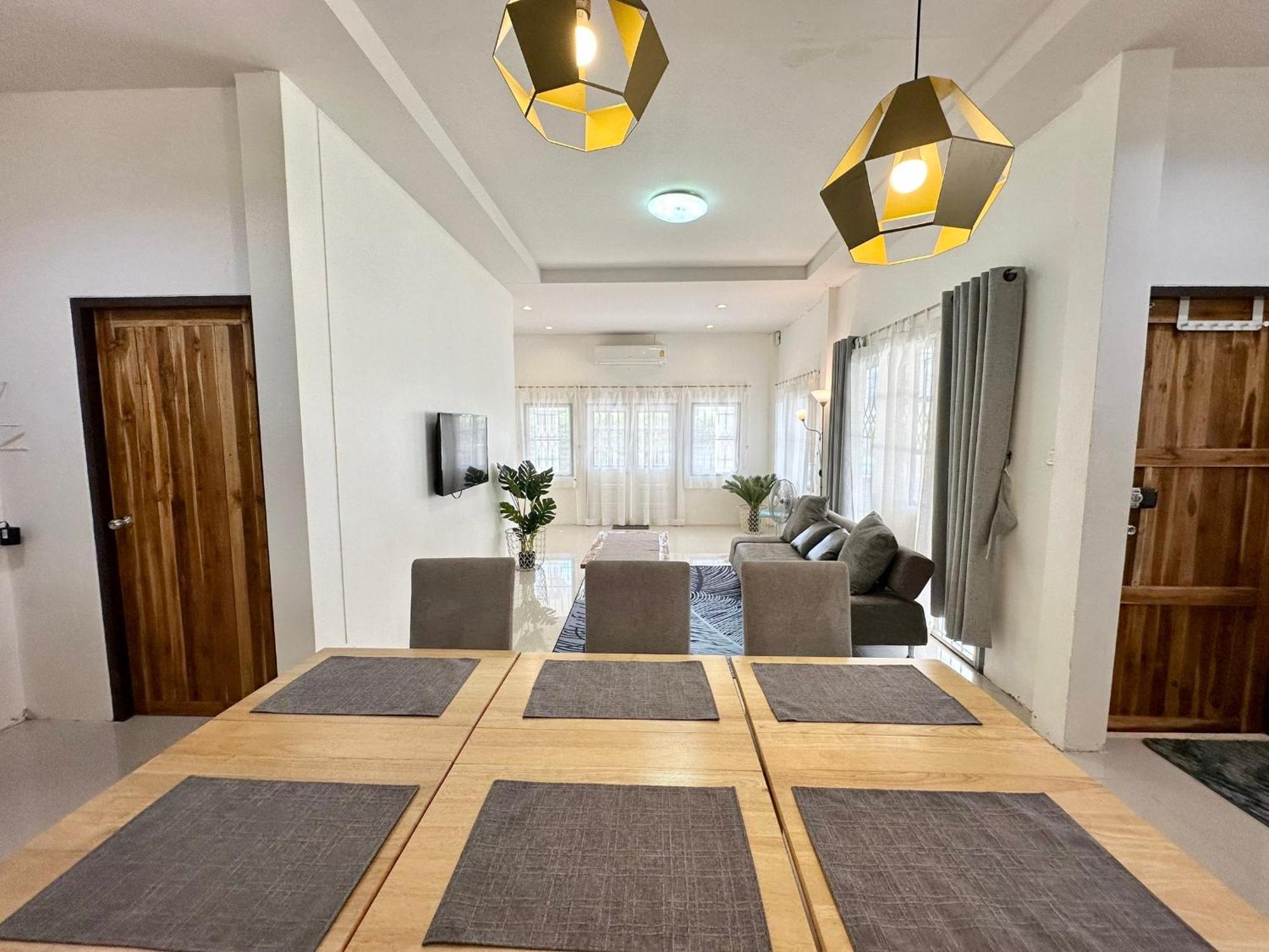 Cozy 3 Bedroom House & Lawn Near Airport & Old Town *