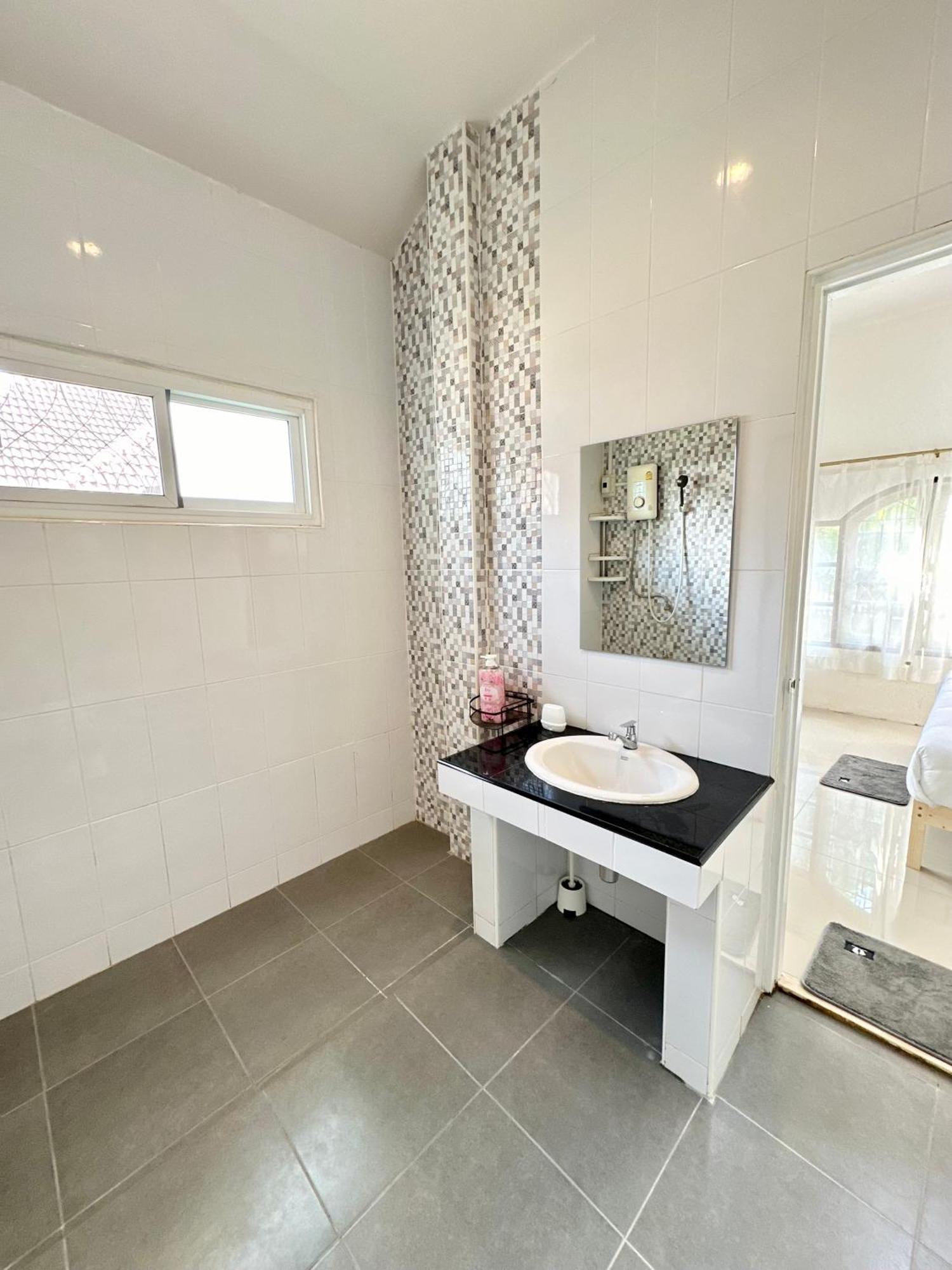 Cozy 3 Bedroom House & Lawn Near Airport & Old Town Chiang Mai