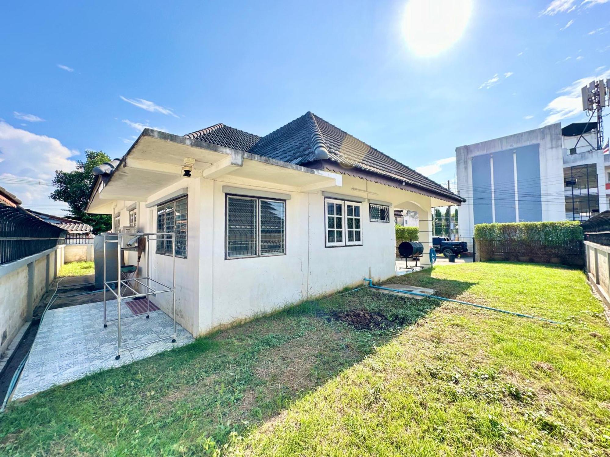 Bahay bakasyunan Cozy 3 Bedroom House & Lawn Near Airport & Old Town