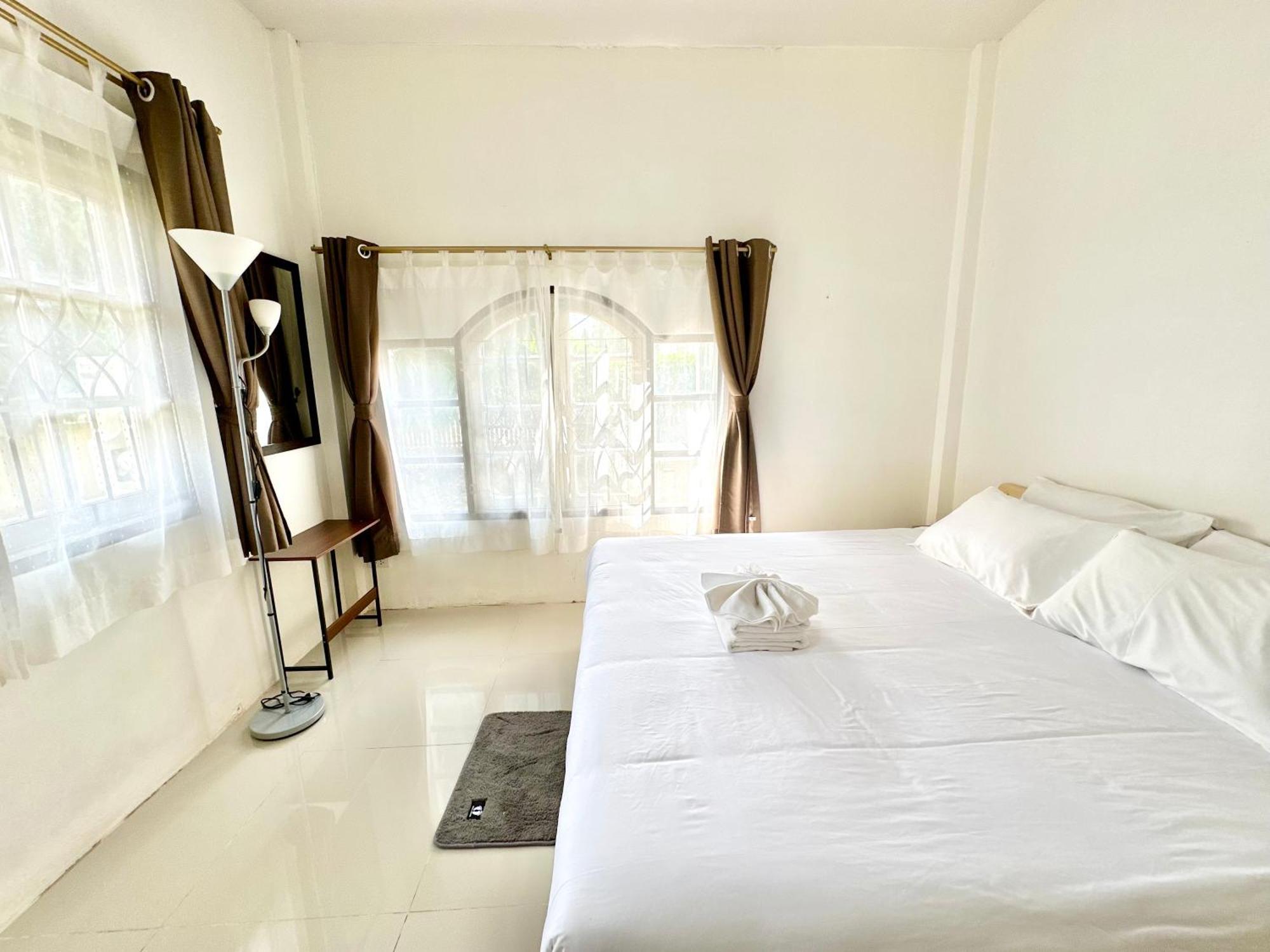 Bahay bakasyunan Cozy 3 Bedroom House & Lawn Near Airport & Old Town