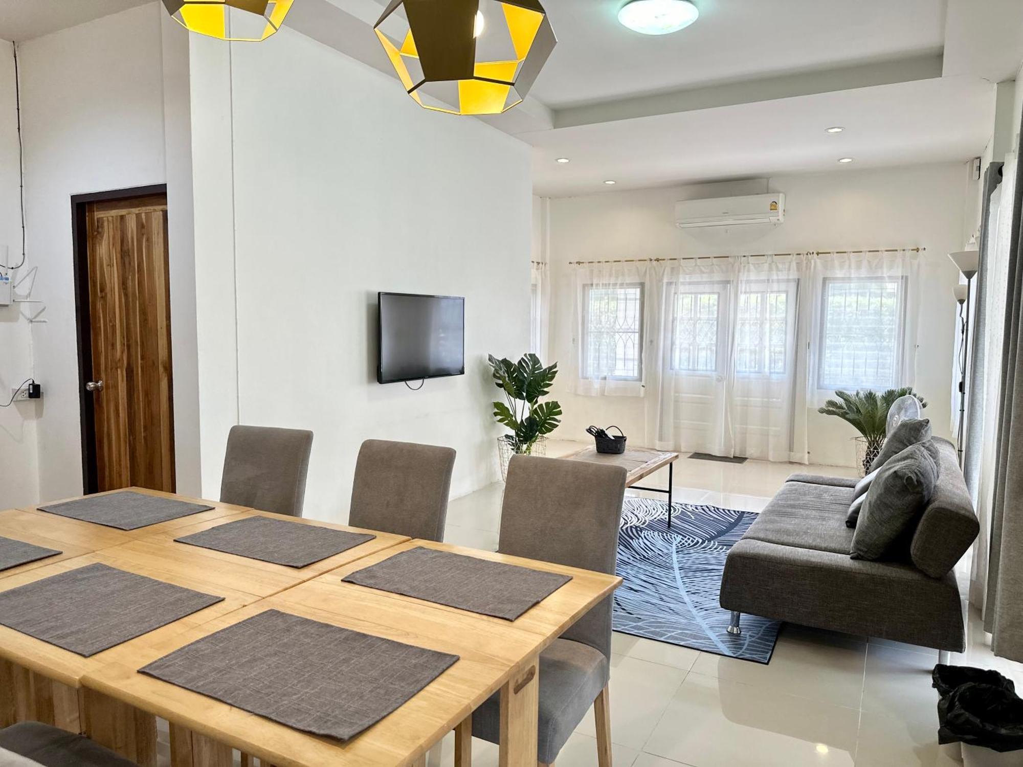 Bahay bakasyunan Cozy 3 Bedroom House & Lawn Near Airport & Old Town *