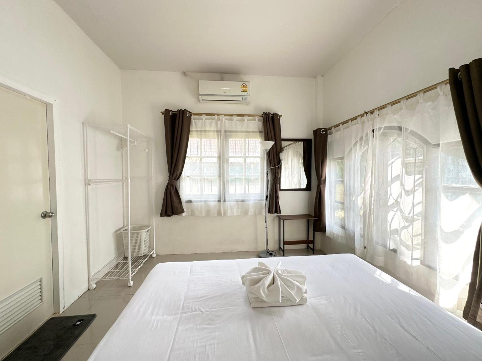 Cozy 3 Bedroom House & Lawn Near Airport & Old Town *