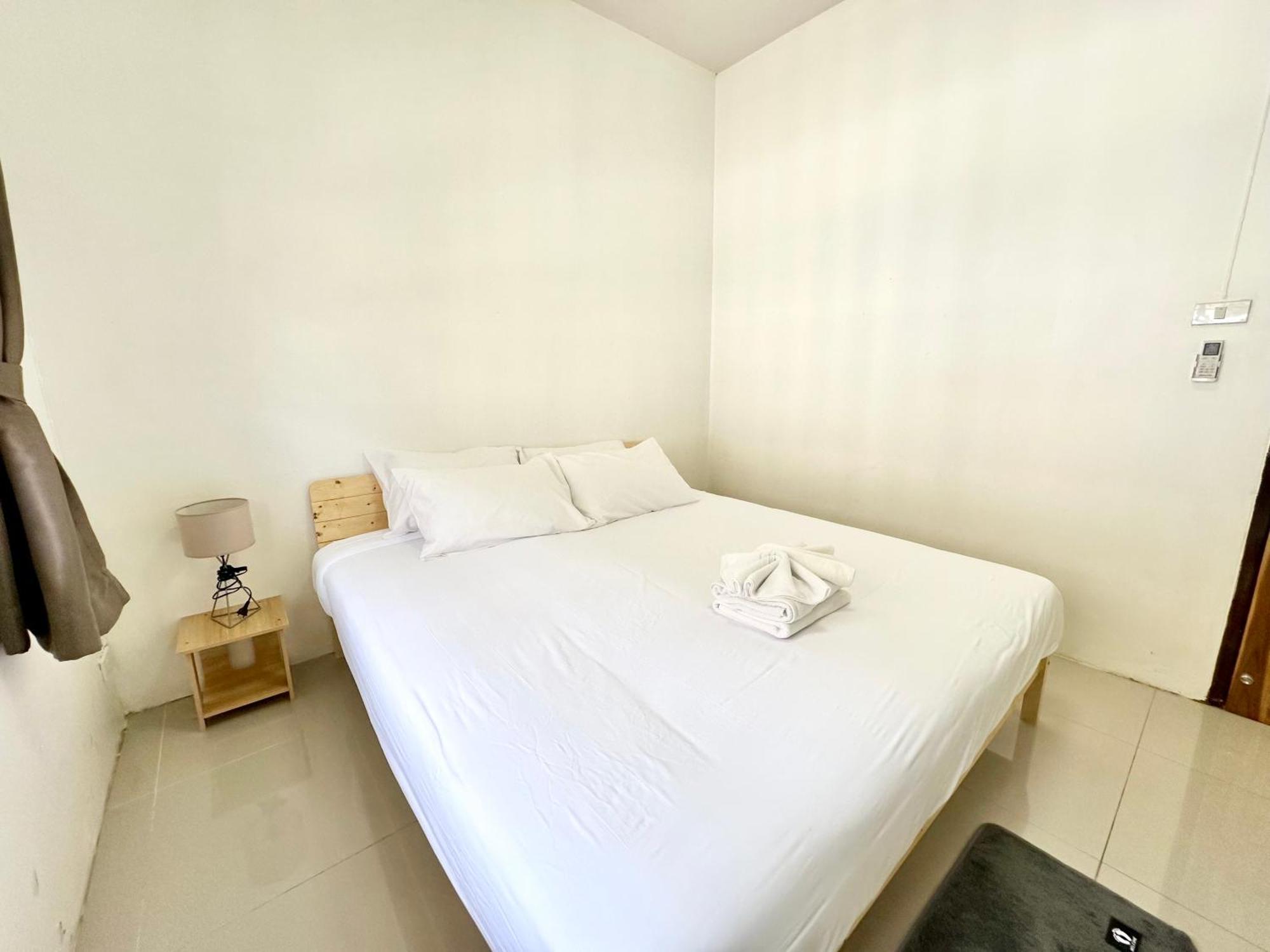 Bahay bakasyunan Cozy 3 Bedroom House & Lawn Near Airport & Old Town