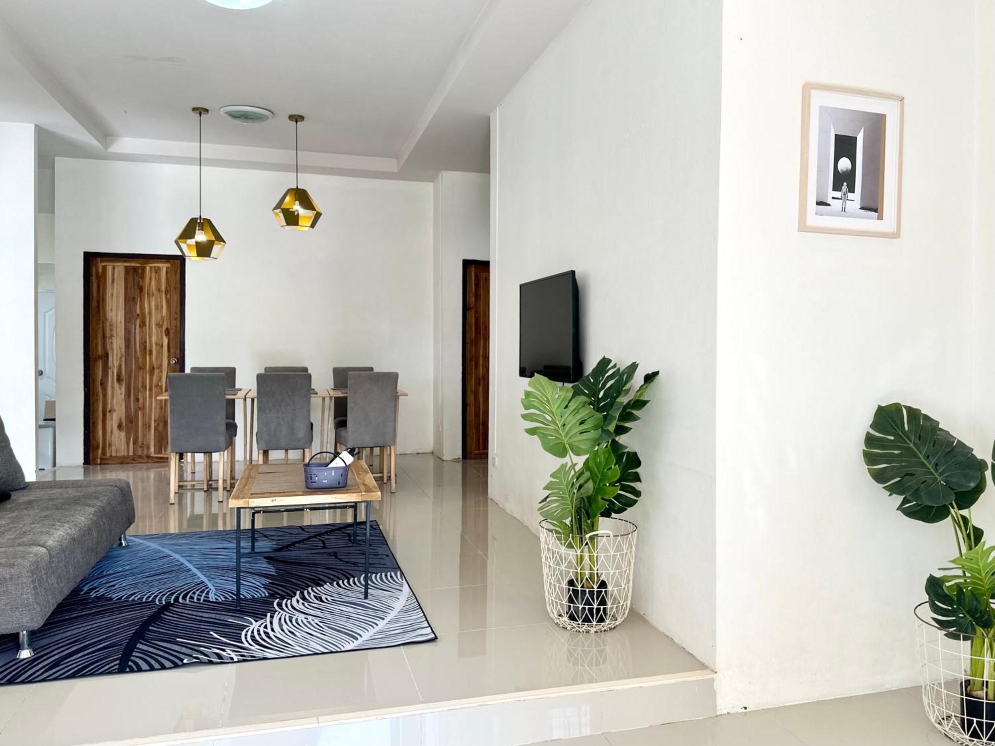 Cozy 3 Bedroom House & Lawn Near Airport & Old Town Bahay bakasyunan *