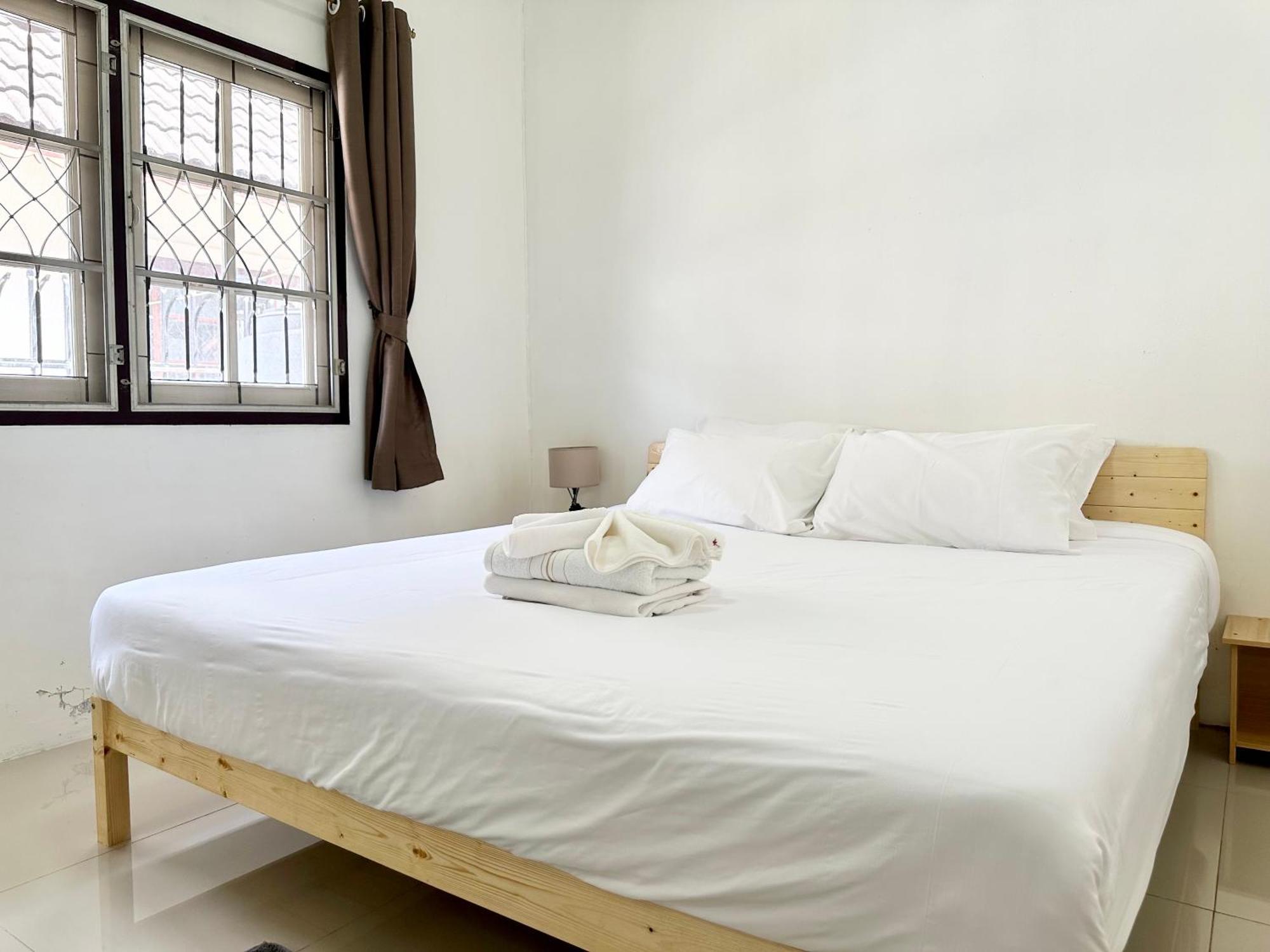 Bahay bakasyunan Cozy 3 Bedroom House & Lawn Near Airport & Old Town Chiang Mai
