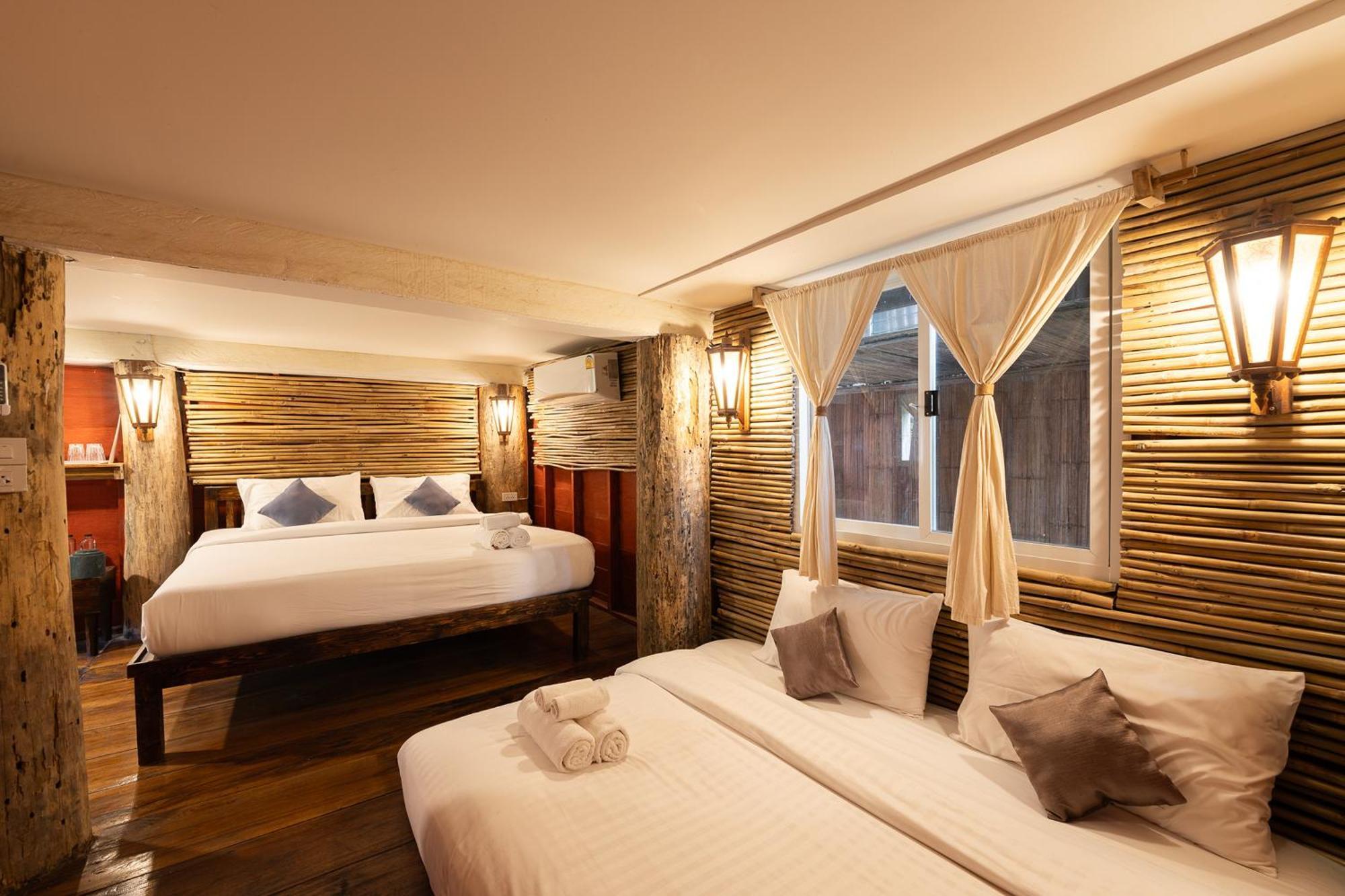 Monruamsuk Cafe And Bistro Hotel 3*
