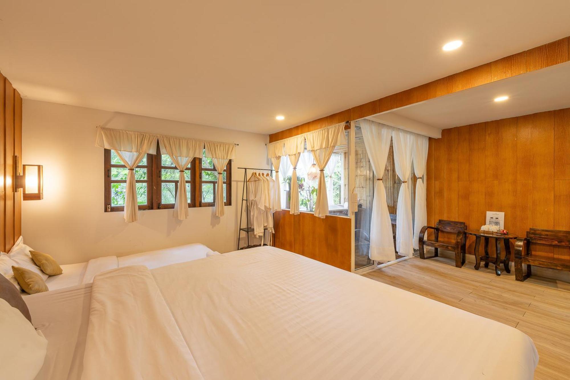 Monruamsuk Cafe And Bistro Hotel 3*