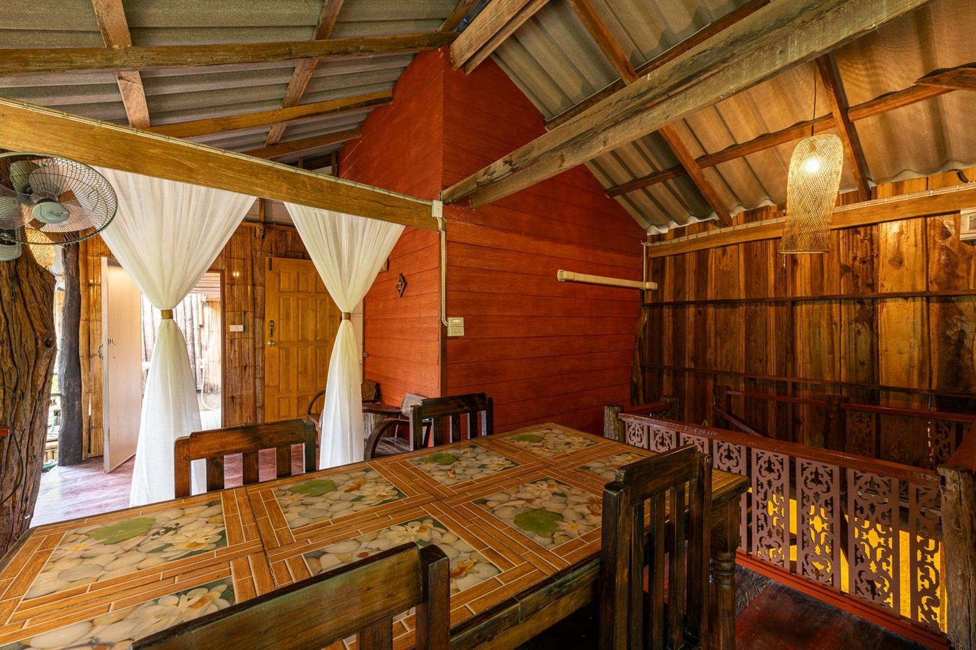 Monruamsuk Cafe And Bistro