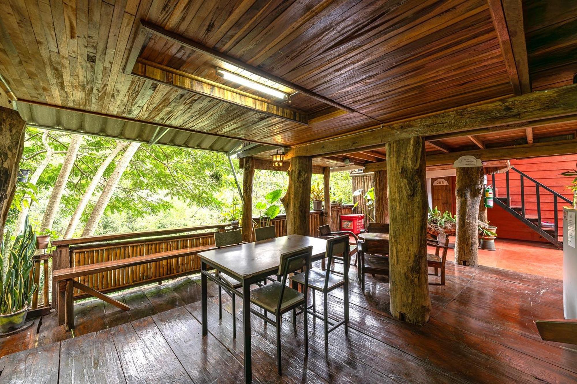 Monruamsuk Cafe And Bistro Hotel