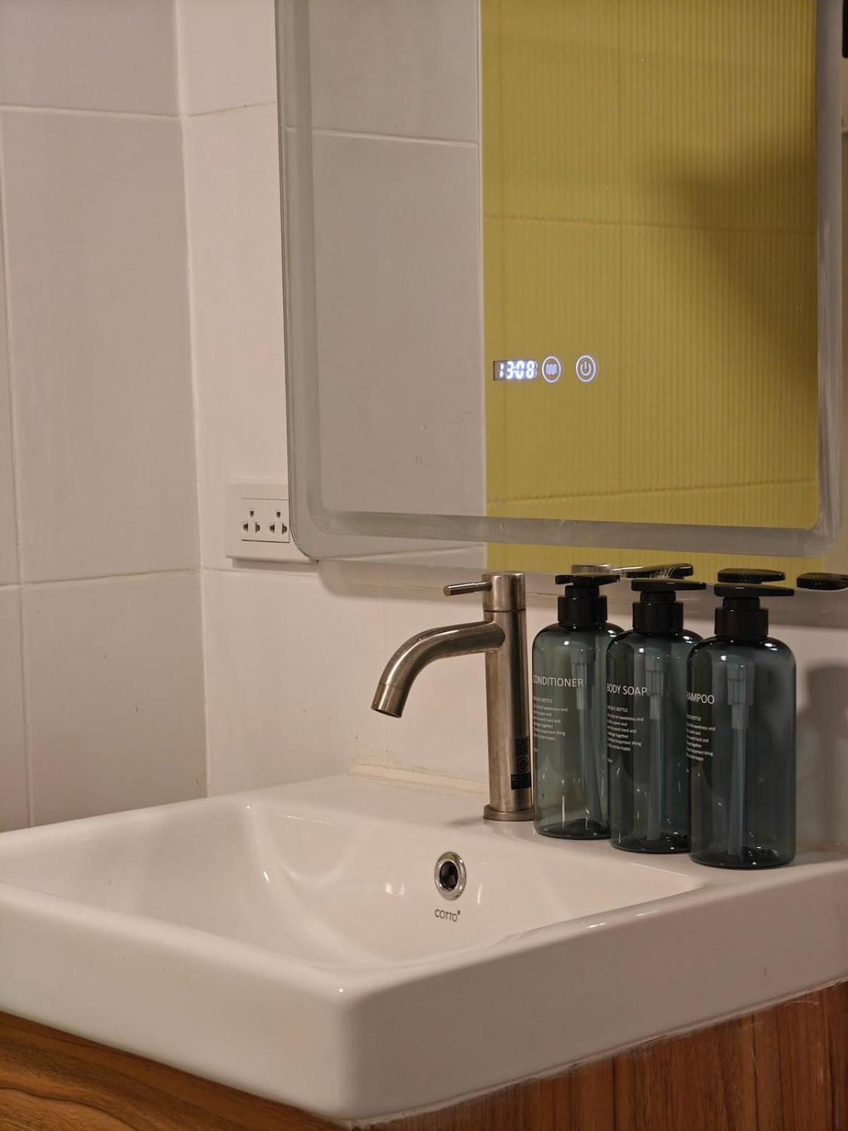 3 Bedrooms 2 Showers 1 Toilet On Nimman Apartment *