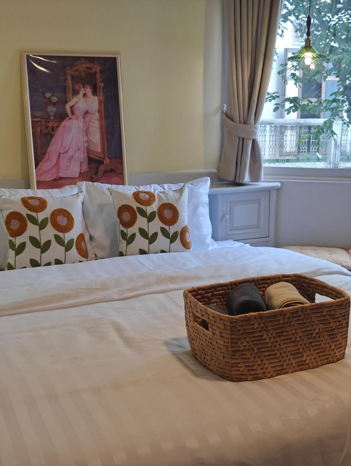 3 Bedrooms 2 Showers 1 Toilet On Nimman * Chiang Mai
