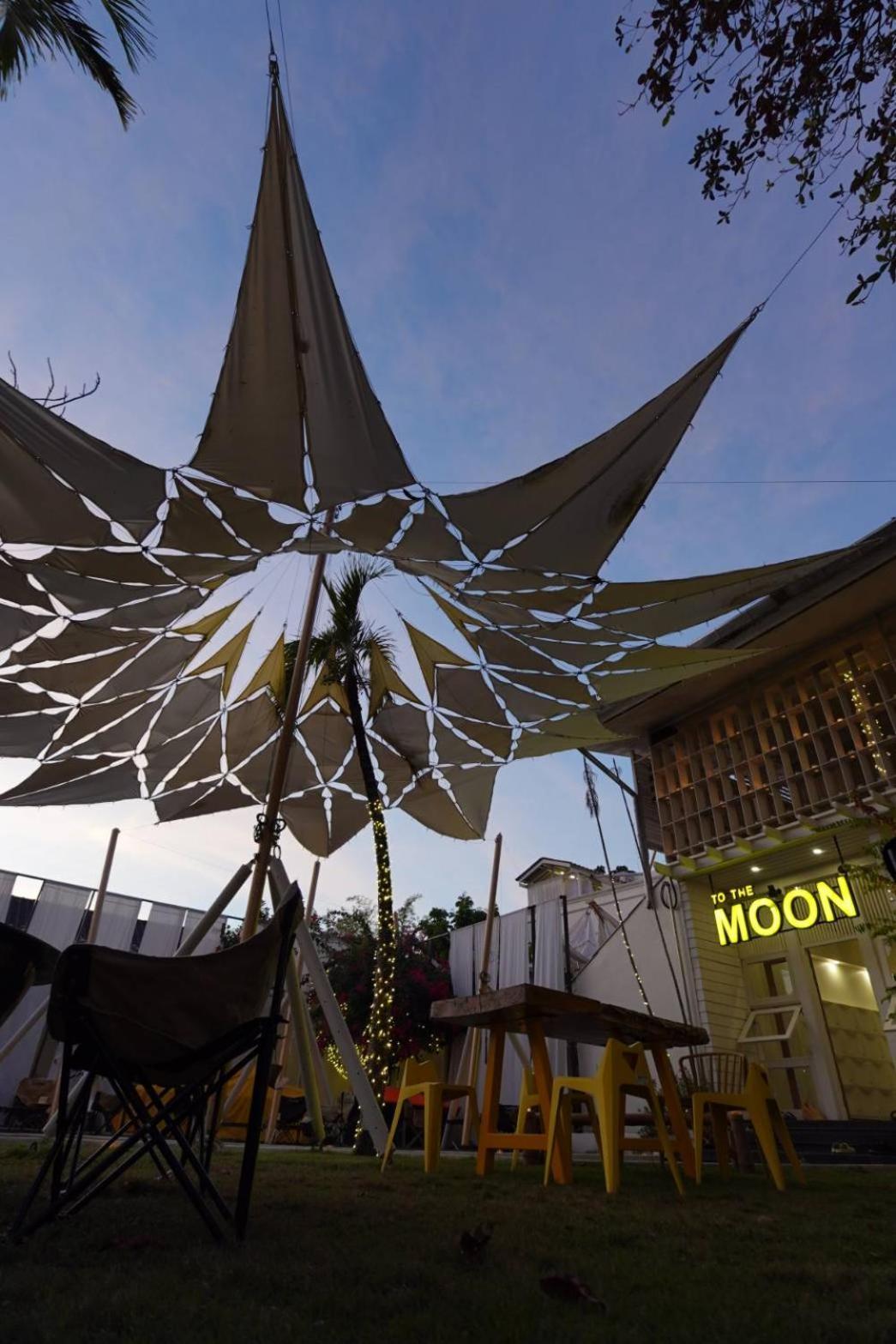To The Moon Guest house *