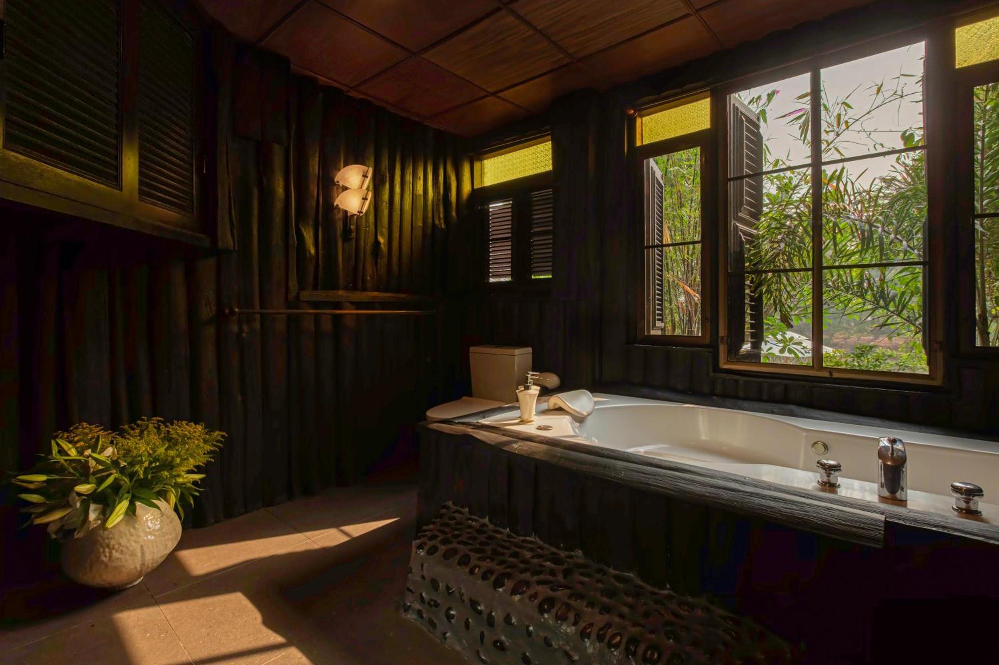 Riverside Private Pool, 7-Bedrooms, Chiang Mai Center, Entire Estate For You - Tanpuri *