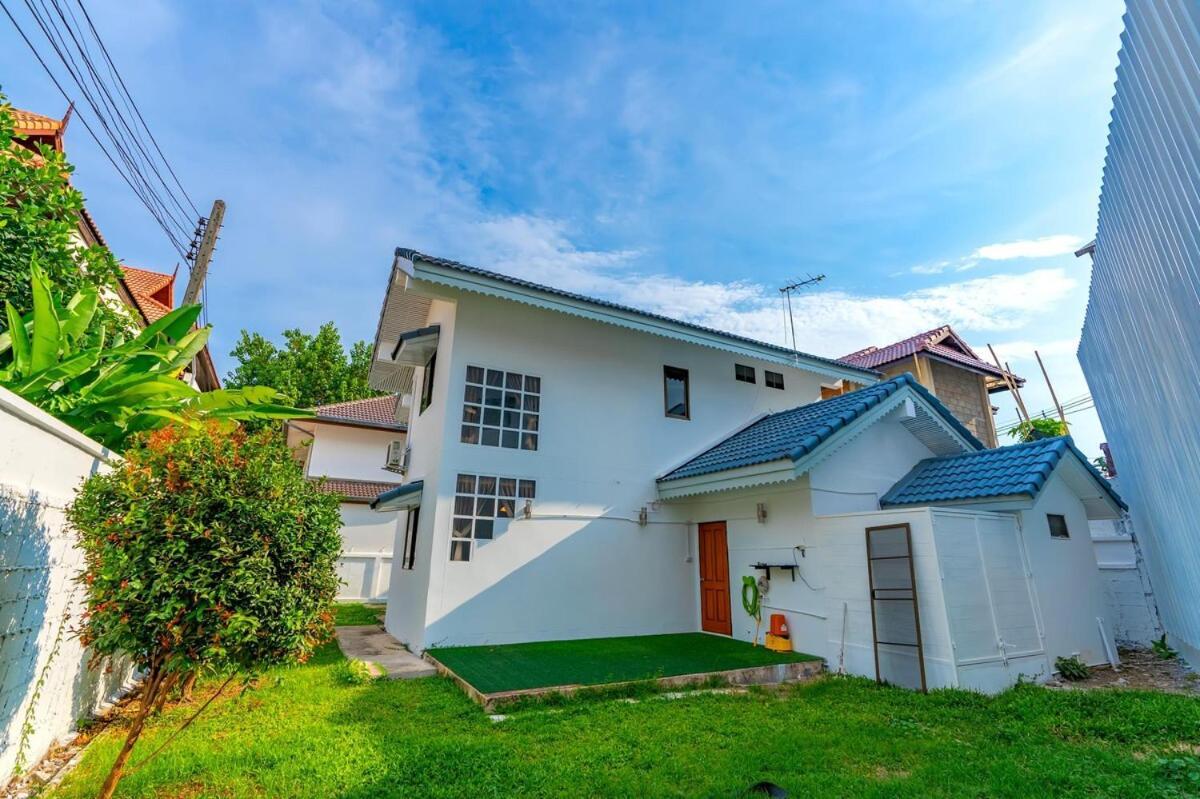 Standalone 3 Bedroom 160 Sqm With Huge Front And Back Yard, Next To The Internet-famous Park In The Ancient Apartment