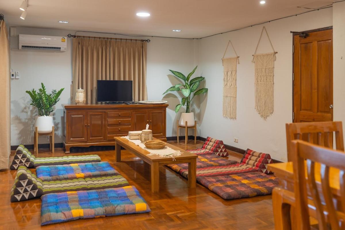 Apartment Standalone 3 Bedroom 160 Sqm With Huge Front And Back Yard, Next To The Internet-famous Park In The Ancient