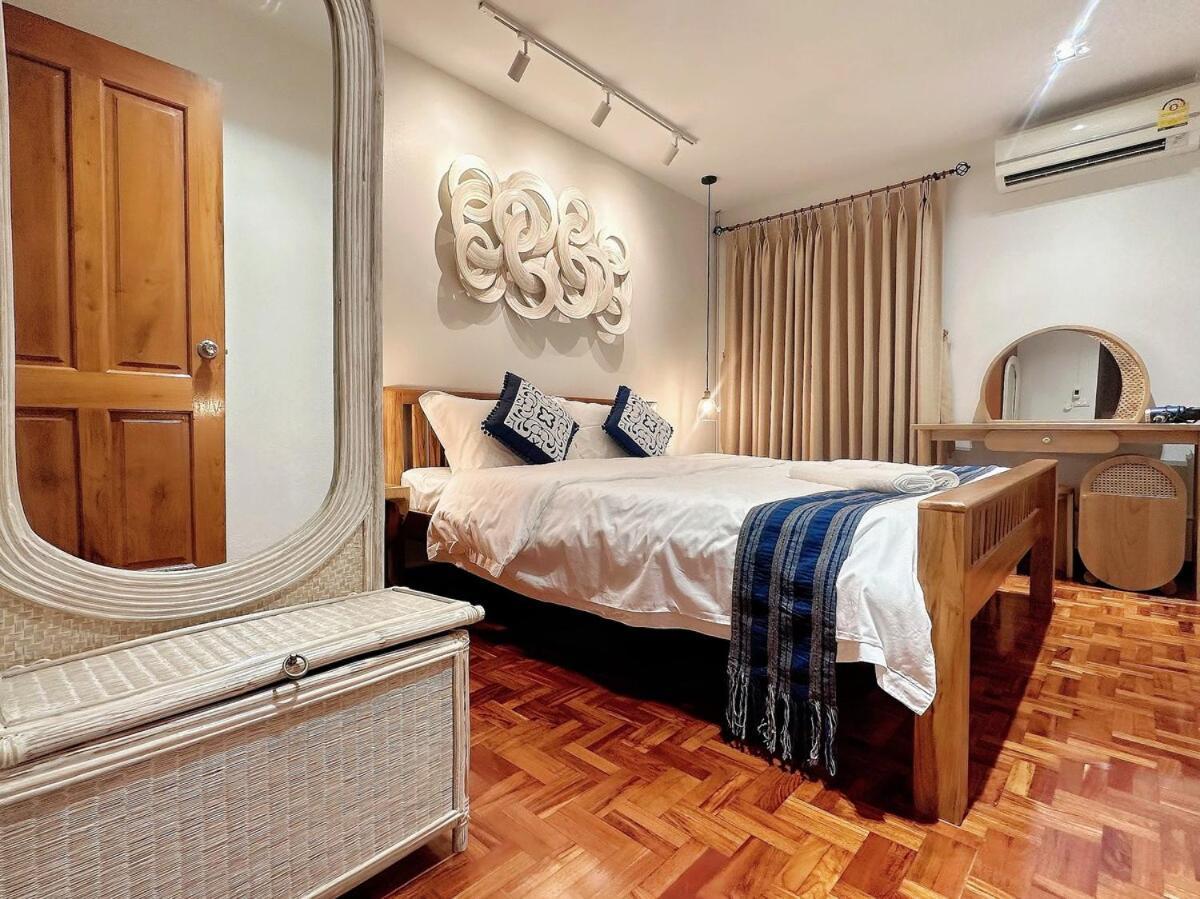 Apartment Standalone 3 Bedroom 160 Sqm With Huge Front And Back Yard, Next To The Internet-famous Park In The Ancient *