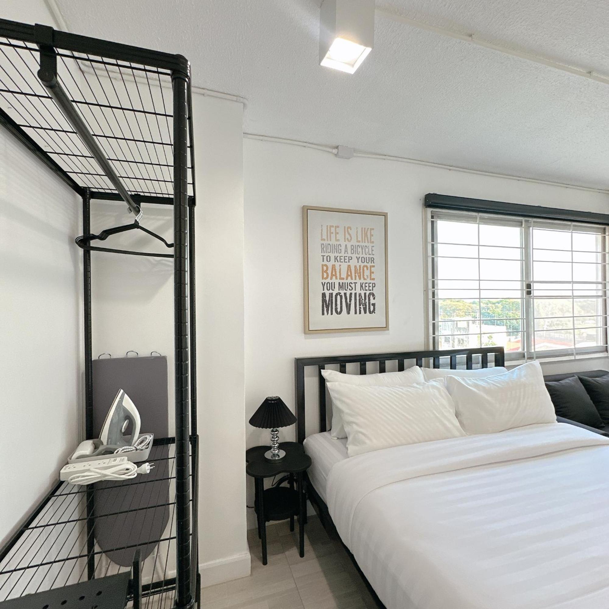 White & Black Cozy Heart Of Nimman Apartamento Chiang Mai