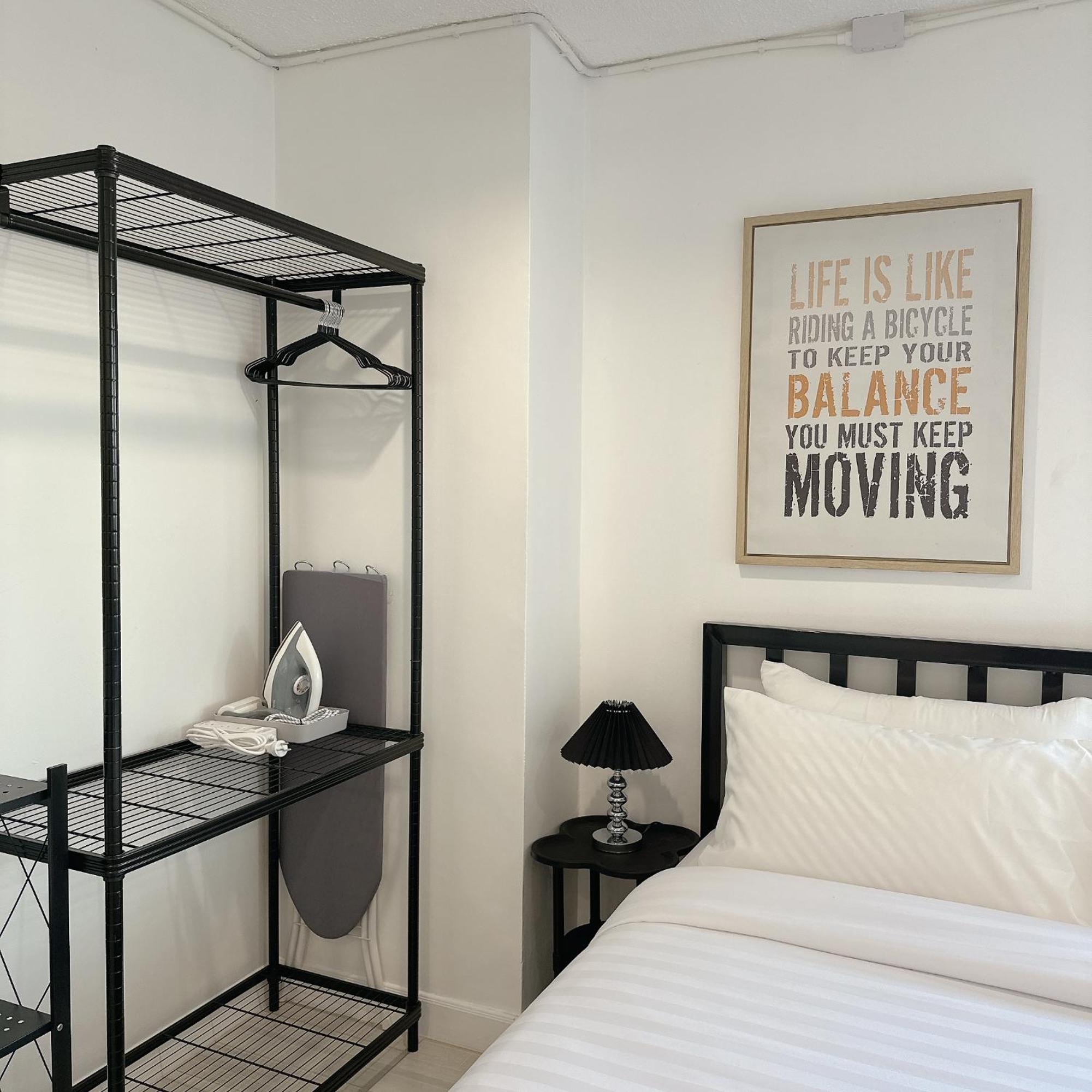 White & Black Cozy Heart Of Nimman Apartamento
