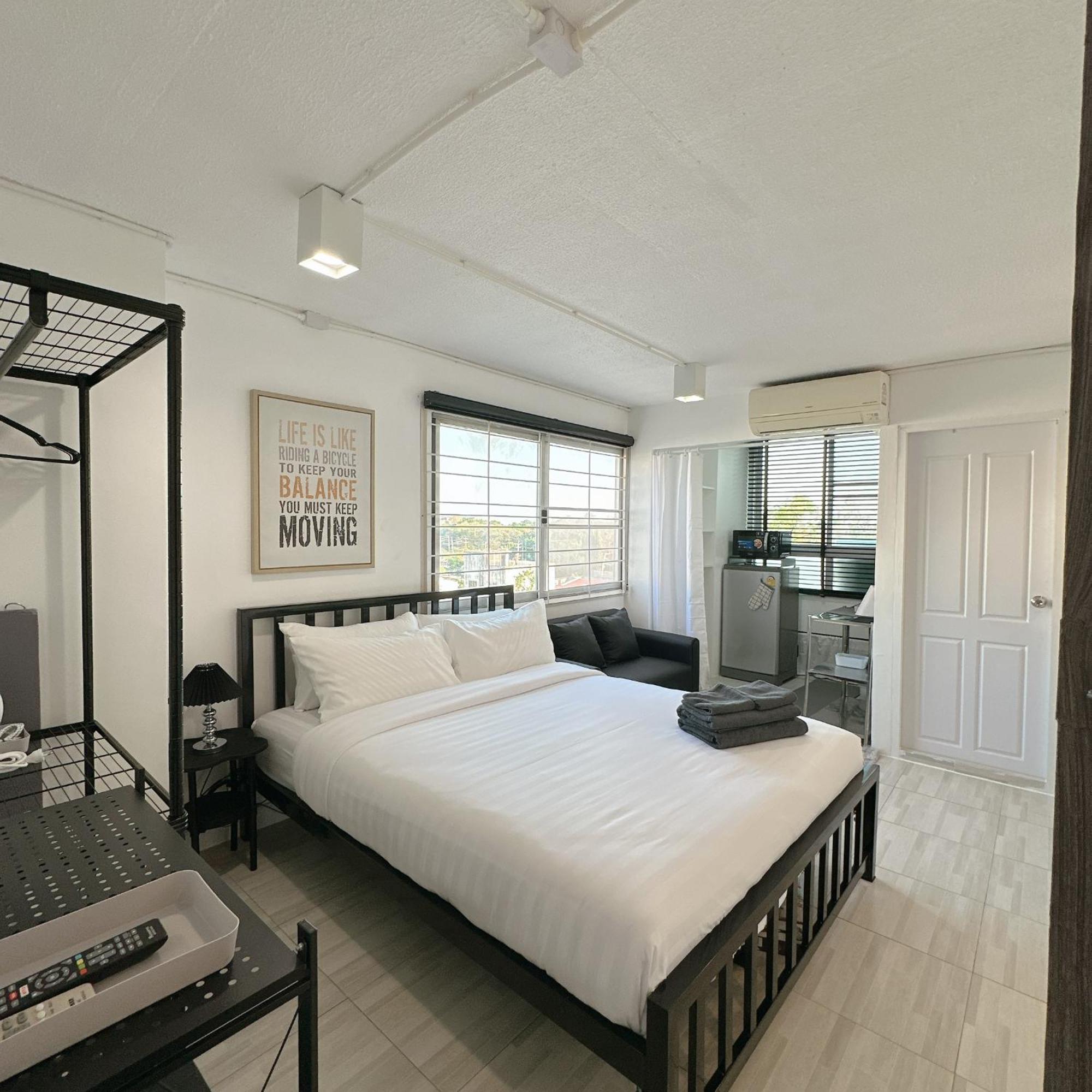 White & Black Cozy Heart Of Nimman Apartamento