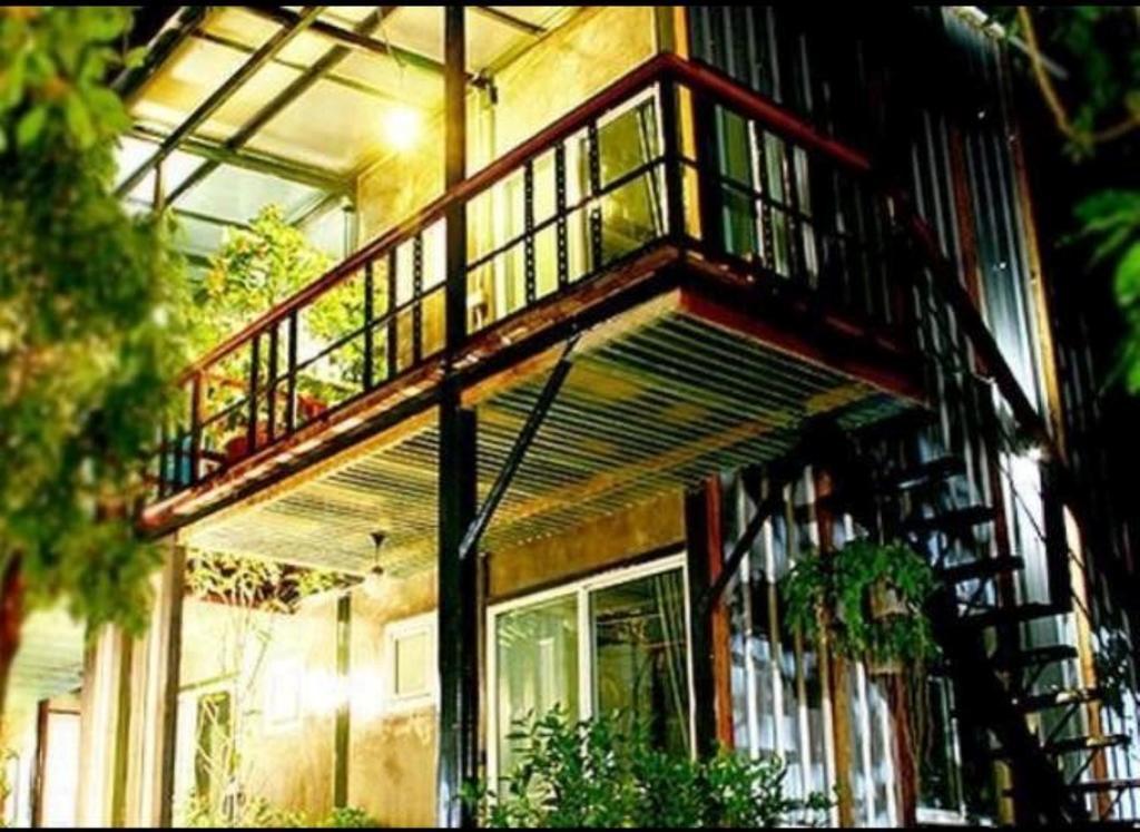 Guest house The Old Car Chiang Mai