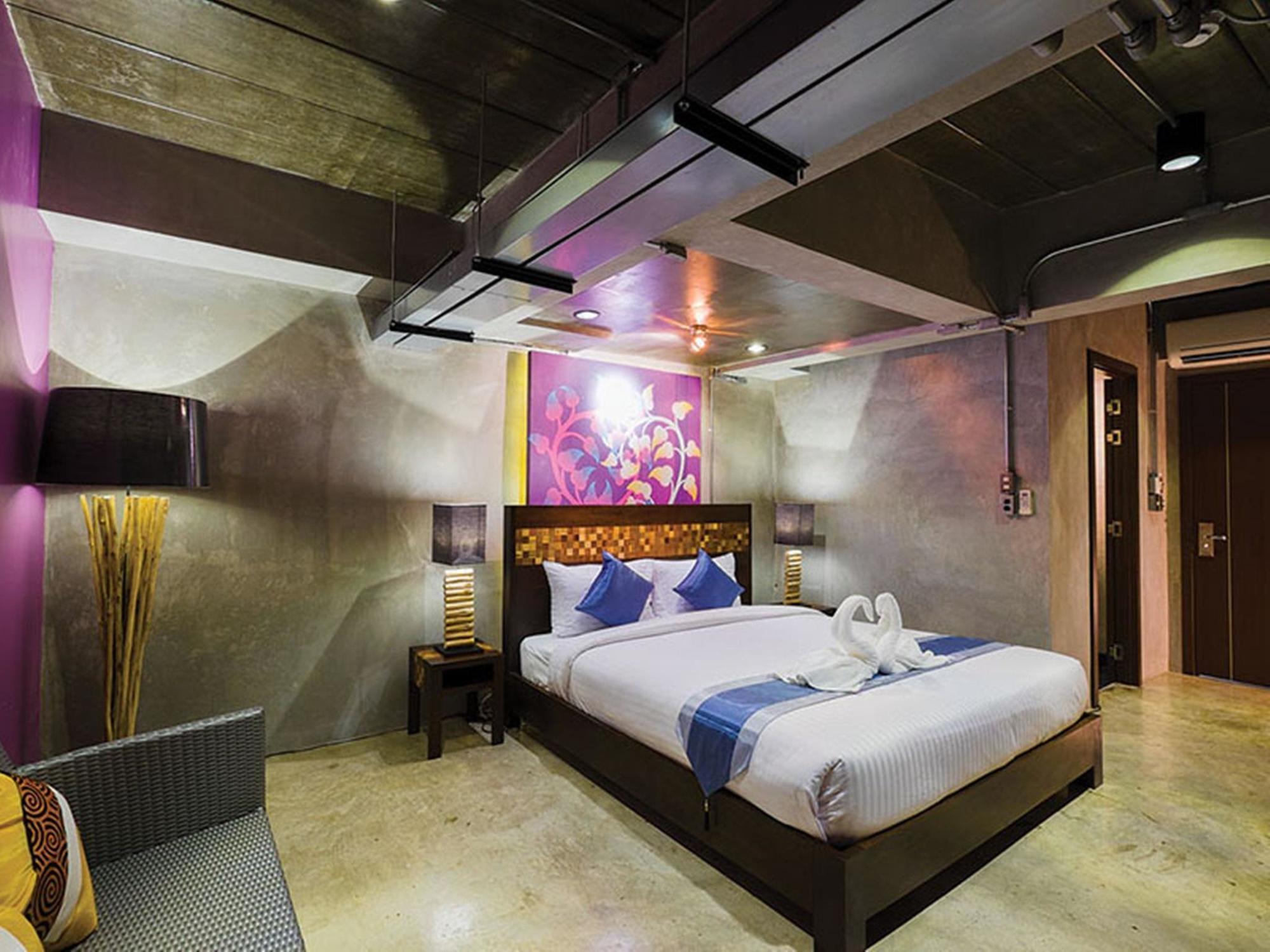 Thapae Loft Hotel
