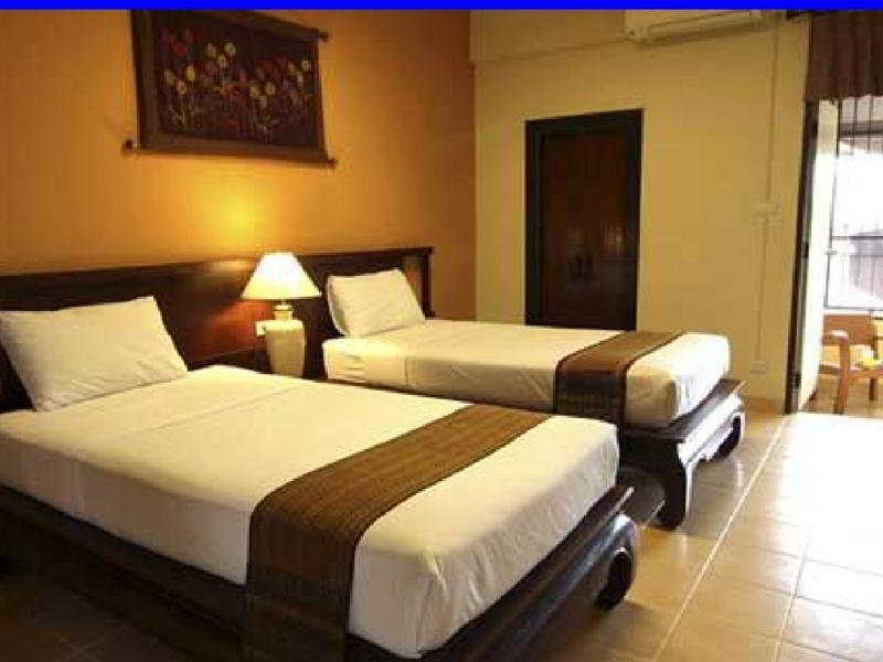 Tadkham Village, Hotel