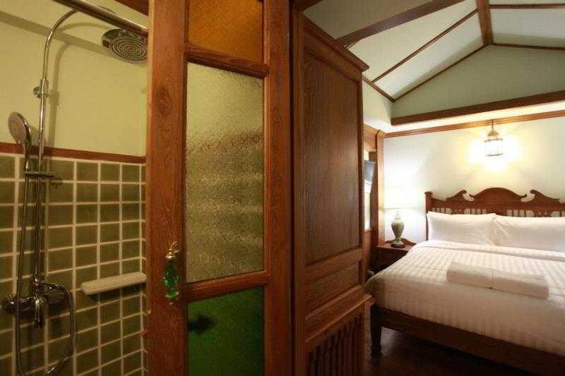 Rich Lanna House 3*