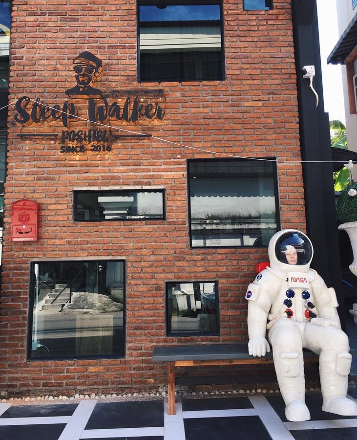 Sleep Walker Poshtel Hostel