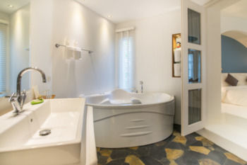 Monkey House Hotel 3*