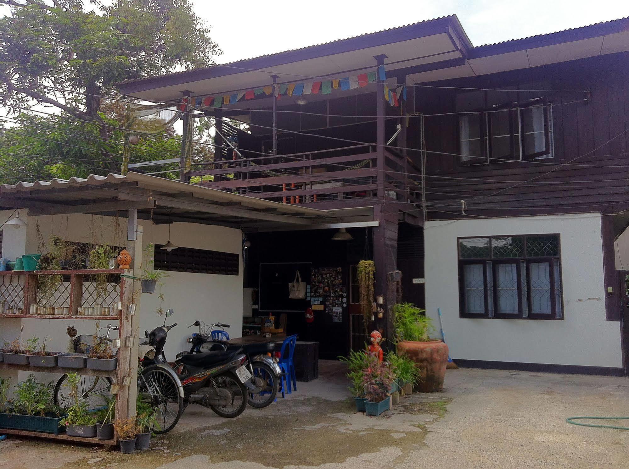 Wood'n Nail Hotel 2*