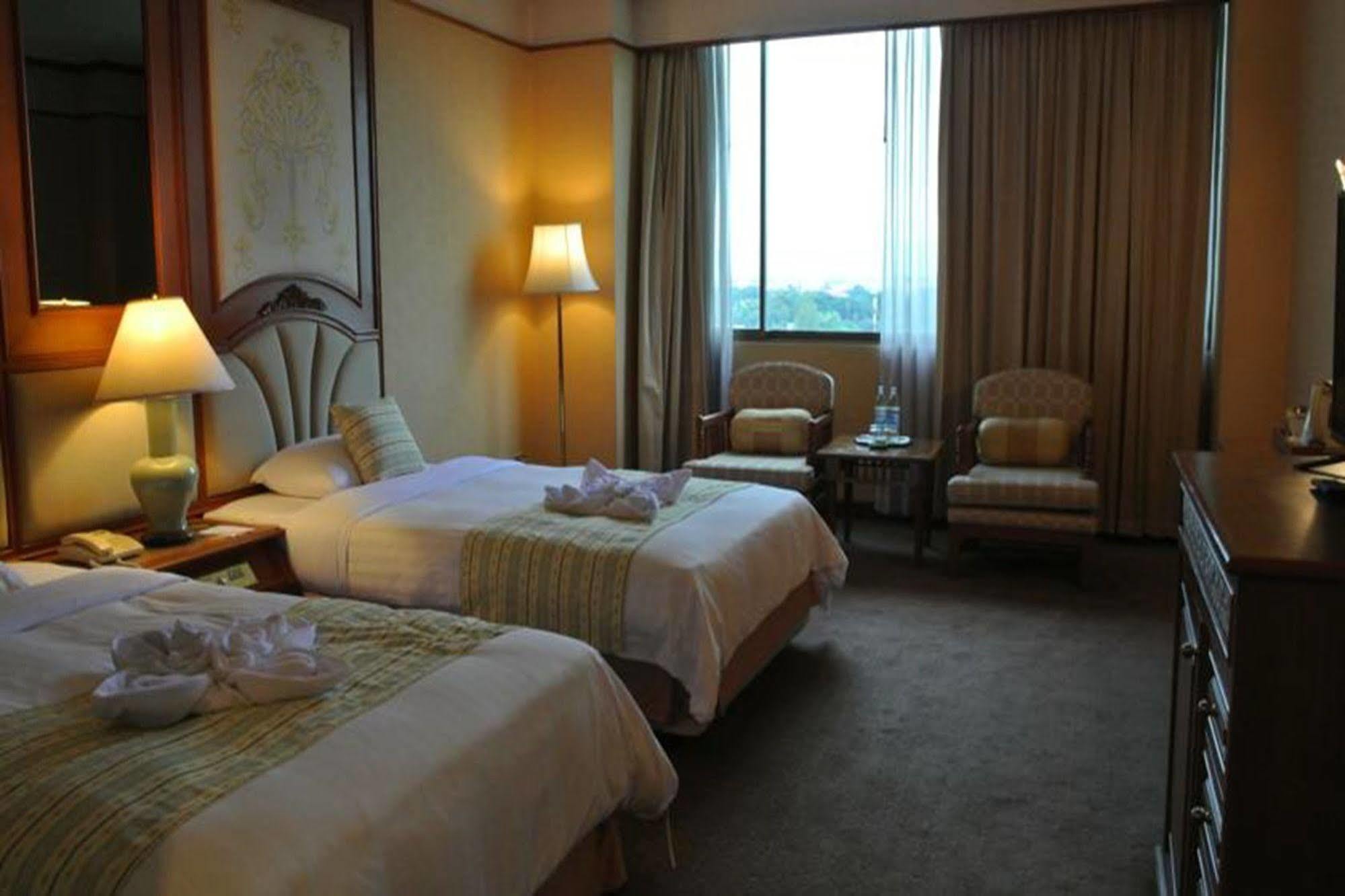 Chiangmai Plaza Hotel 4*