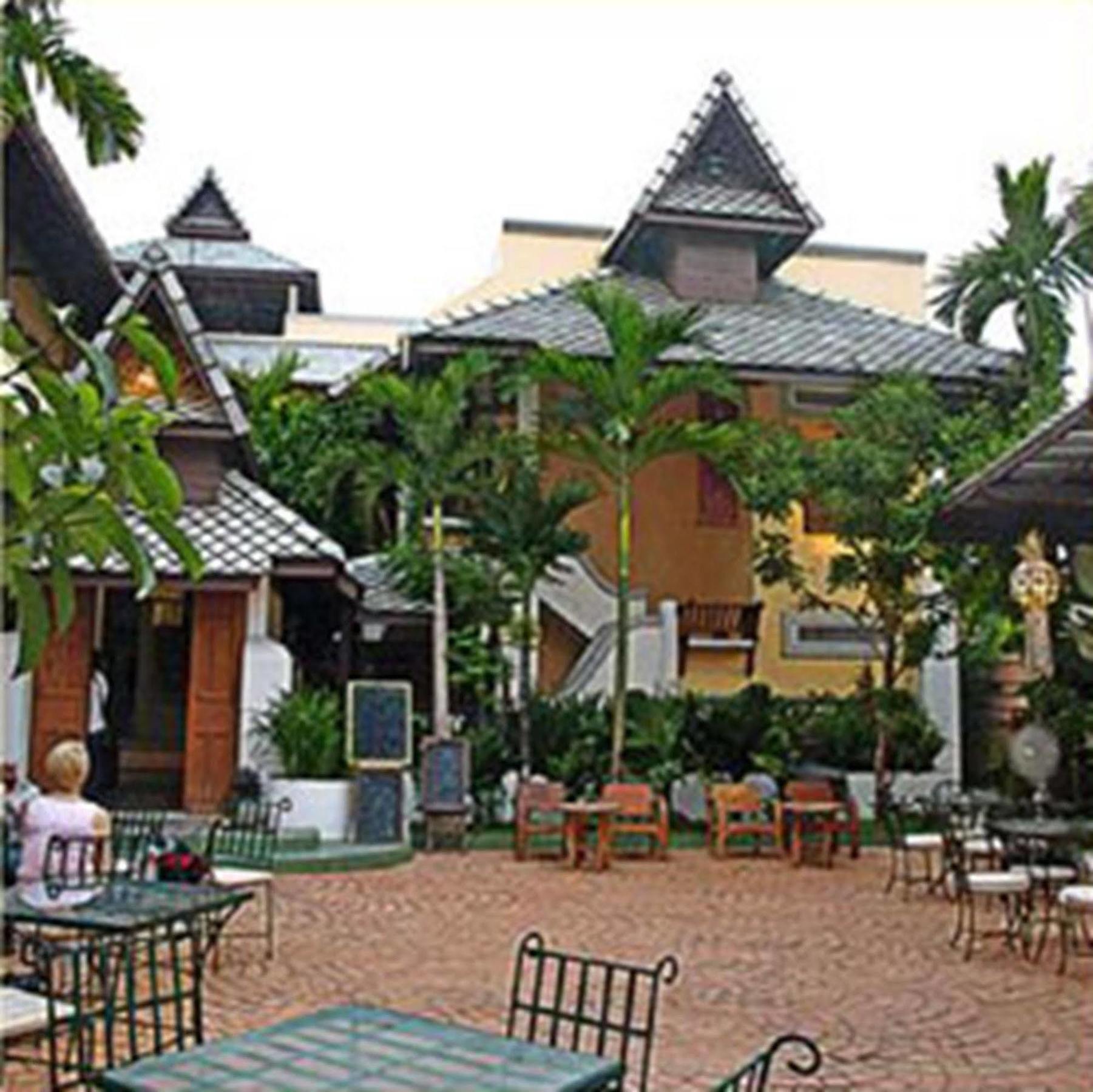 Tadkham Village, Hotel